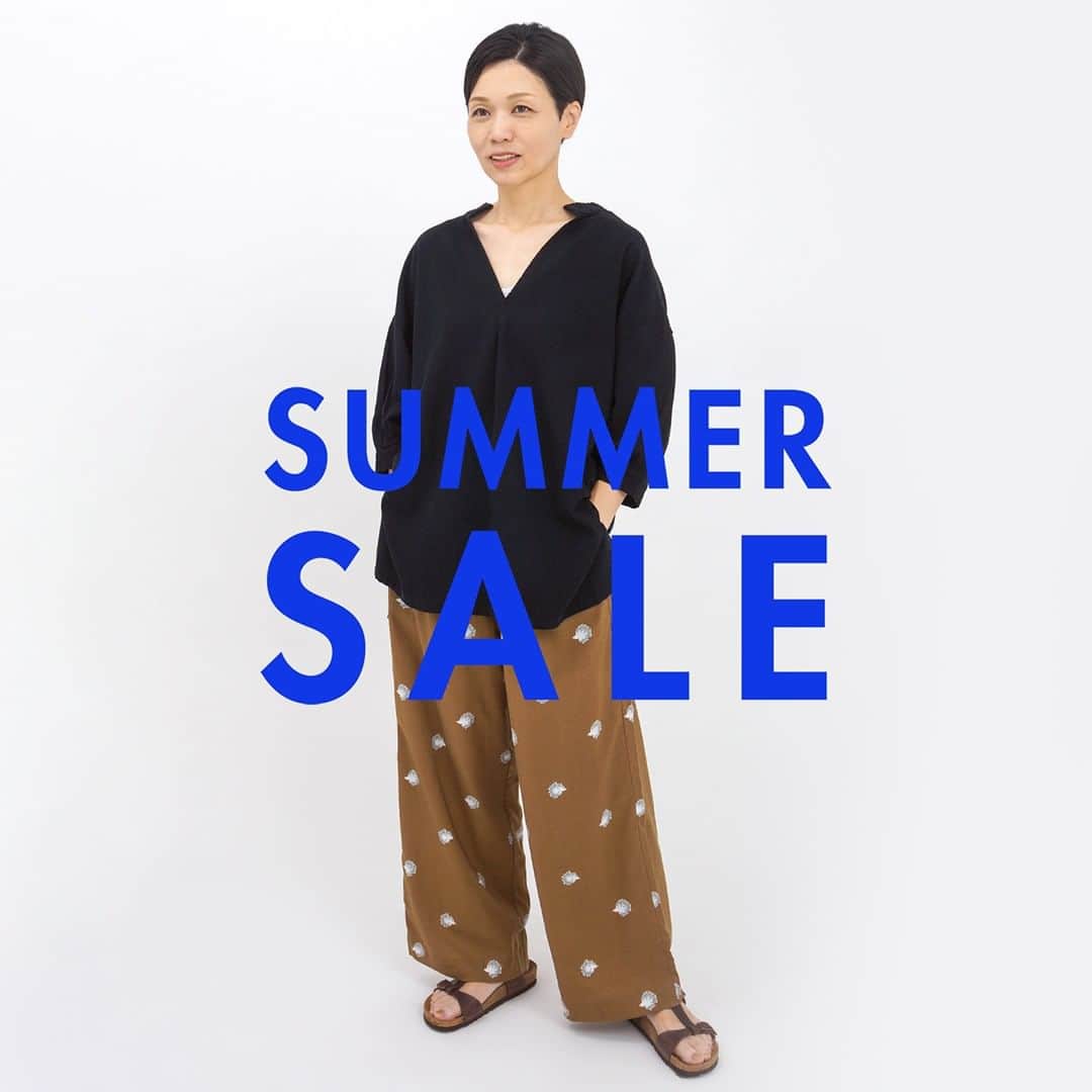 marbleSUD(マーブルシュッド) のインスタグラム：「いよいよ明日7月7日(金)12:00より、online shopのSUMMER SALEがはじまります🎋✨ 例年より、刺繍や総柄などのアイテムが種類豊富に揃っています✌️とってもお得なこのチャンスをお見逃しなく🉐  コーデ⑪ トップス：¥6,314 パンツ：¥13,090」