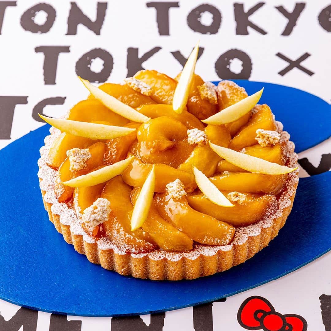 ヒルトン東京さんのインスタグラム写真 - (ヒルトン東京Instagram)「【夏のスイーツビュッフェ】  ハローキティスイーツビュッフェ🎀  無花果を入れて焼き上げたタルトの上にローストバナナとココナッツのムースをオン！  ライムでマリネしたパイナップルがトッピングされ、爽やかなな酸味を感じるタルトに♪  アーモンドの香りが特徴的なパンドジェーヌを使用した パイナップルのアップサイドダウンケーキ🍍  アップルパイはマストで食べたい１品。  見た目も可愛く涼し気なフルーツゼリーは、カシス・白桃・ベリーのシロップで仕上げています✨  【Summer Sale＆お子様無料の特別オファー特典実施中🍰】 場所：ヒルトン東京 1 階 マーブルラウンジ 開催期間：9月 4日（月）まで 営業時間：2:30pm – 5:00pm    #ヒルトン #ヒルトン東京 #hilton #hiltontokyo #ホテル #hotel #ホテル女子会 #スイーツビュッフェ #スイーツ #マーブルラウンジ #sweetsbuffet #marblelounge #ホテルビュッフェ #ホテルビュッフェ #新宿ビュッフェ #新宿ランチ #ハローキティ #HelloKitty #キティちゃん #サンリオ #フルーツ #メロン #桃 #夏 #かわいい #kawaii #헬로키티 #케이크 #뷔페」7月6日 17時23分 - hiltontokyo
