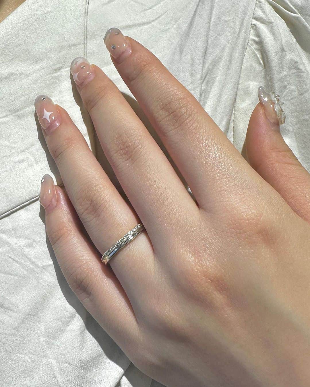 BIJOUPIKO(ビジュピコ)さんのインスタグラム写真 - (BIJOUPIKO(ビジュピコ)Instagram)「ゴージャス感たっぷりのリング🌞 ． 取り巻きタイプのため、中石よりもダイヤが大きく見え、 とてもゴージャスな印象になります＊ 石座の高さを抑えているので、普段使いもしやすいですよ💫 ． . コンセプト💐 (ER)- 誓い - 永遠の誓いをイニシャルに込めて その刻みは、真実の愛の証 (MR)- 階段 - 一瞬ごとを愛おしみ 時をかさねて築く幸福のきざはし . ブランド💫 PORTADA -ポルターダ- . リング💍 (ER)LOFTE -ルフテ- (MR)TREPPE -トレッペ- . プライス🕊️ (ER)Pt950×K18YG ¥151,800〜 (MR)K18YG×Pt950 ¥165,000〜 ※価格は税込表記、ERは枠代のみ。 . ． 来店特典でAmazonギフトカード3,000円分を プレゼントしています✨ ※一部店舗はケンズカフェ東京のガトーショコラ引換券プレゼント ▼来店予約はこちらから @bijoupiko_official ． ． この投稿いいねと思ったら❤️をタップ、 後から見返したいときは保存、 誰かに教えたいときにはシェアしてください🫶 . . #ビジュピコ #bijoupiko #ビジュピコ_portada #結婚指輪 #婚約指輪 #ブライダルリング #マリッジリング #エンゲージリング #ウェディング #プロポーズ #サプライズ #指輪選び #指輪探し #結婚式準備 #結婚準備 #プレ花嫁 #プレ花嫁準備 #卒花嫁 #結婚準備 #前撮り #婚約指輪探し #結婚指輪探し #プラチナリング #ゴールドリング #コンビリング #シンプルネイル #ブライダルネイル #2023春婚 #全国のプレ花嫁さんと繋がりたい #日本中のプレ花嫁さんと繋がりたい」7月6日 17時23分 - bijoupiko_official