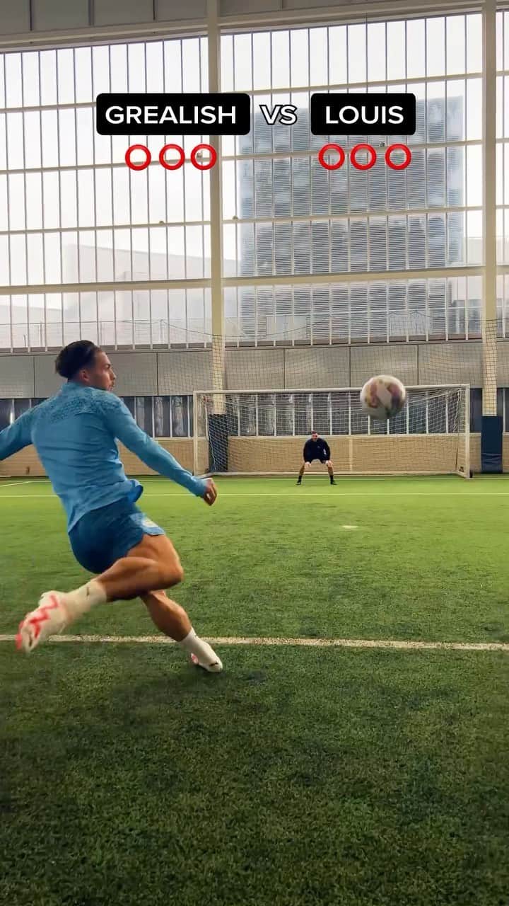 ジャック・グリーリッシュのインスタグラム：「Breaking in those new FUTURE 😮‍💨 @jackgrealish @footballtekker5」