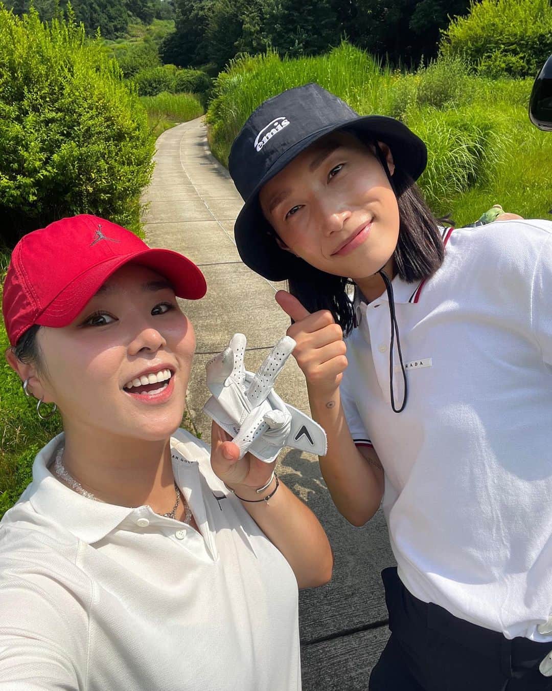 チョ・ユンジのインスタグラム：「_ 나 배구선수랑은 @flying_little_bird 엄마 다음으로 두번째로 쳐봤당😆 울엄마보다 쫌 많이 큰 배구선수😂크크  더운여름 @kimyk10 언니랑 너무 핫하게 재밌게쳤넴히히🔥 언니 오늘 벙커에서 나오느라 고생해쩌용ㅋㅋㅋㅋ 아 그리고 너무너무 좋아하는 @monzee.jp 커버에 유키가 손수 그려준 나의 쿼카 몬지커버💙너무 이쁘고 감동🥹 전세계 하나뿐이라구….😍 나도 몬지에다가 쿼카 그려야지😊  @yukiuesako draw @monzee.jp head-cover for me ! Thanks a lot !! i gonna also drew Qukka👩🏻‍🎨」