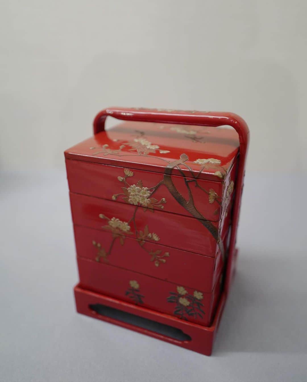 行方 久子 Hisako Namekataさんのインスタグラム写真 - (行方 久子 Hisako NamekataInstagram)「. 浦添美術館の展示、麗しいものばかりでした。 特に16-17世紀の百合のお敷、箱、食籠！  あー、漆器がすきだー。」7月6日 17時20分 - hisakonamekata
