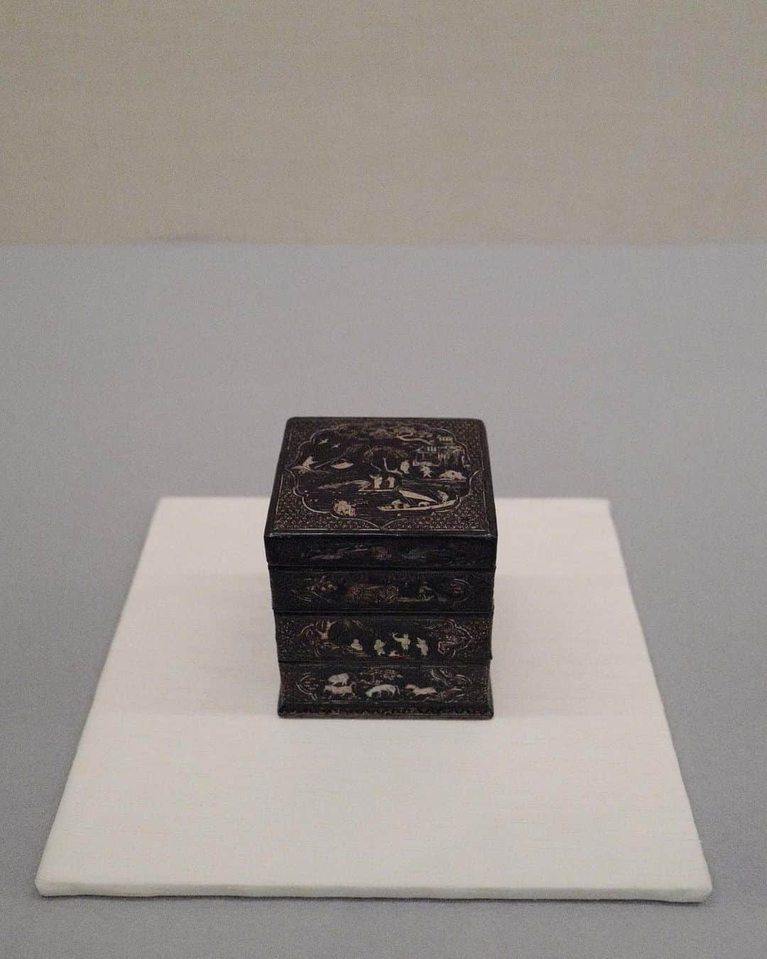 行方 久子 Hisako Namekataさんのインスタグラム写真 - (行方 久子 Hisako NamekataInstagram)「. 浦添美術館の展示、麗しいものばかりでした。 特に16-17世紀の百合のお敷、箱、食籠！  あー、漆器がすきだー。」7月6日 17時20分 - hisakonamekata