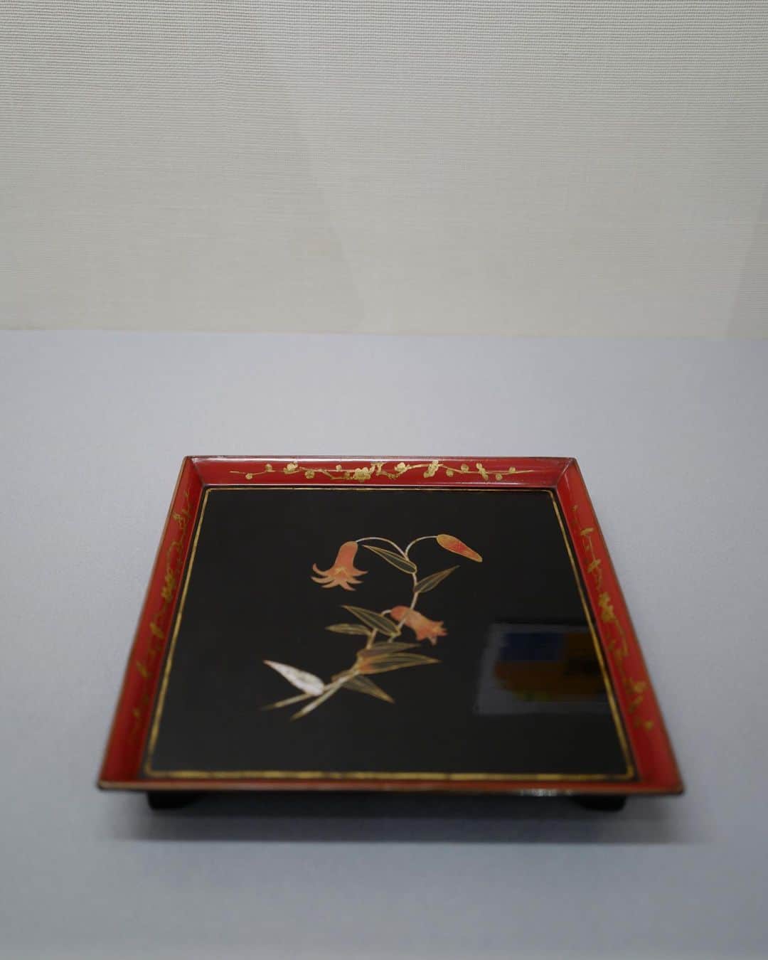 行方 久子 Hisako Namekataのインスタグラム：「. 浦添美術館の展示、麗しいものばかりでした。 特に16-17世紀の百合のお敷、箱、食籠！  あー、漆器がすきだー。」