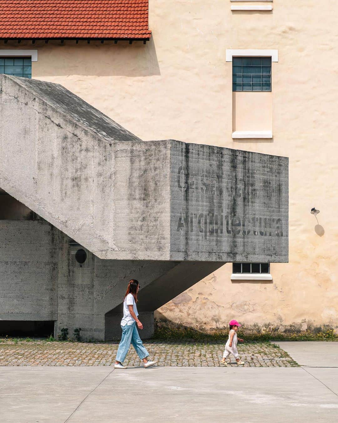 Nicanor Garcíaのインスタグラム：「Architecture of architecture : Arquitectura de la arquitectura #nicanorgarcia @travelarchitectures @casadaarquitectura  In 2007, the Matosinhos City Council acquired the old house of the Álvaro Siza family to house the archive donated by the great architect and thus founded the Portuguese Center for Architecture. The house was faithfully restored by the architect. In 2017, Casa da Arquitectura moved to the Quarteirão da Real Vinícola, in Matosinhos, where it carries out its activities.  Casa da Arquitectura receives and makes accessible all the documentary collections of different architects, promoting reflection on architecture and bringing architecture to the knowledge and understanding of the general public.  1-4_ Entrance and patio of Casa da Arquitectura 5-6_ Archive area 7_ Archival treatment area 8_ Main exhibition space 9_ Multimedia space for exhibitions 10_ Shop  #casadaarquitectura #centroportuguesdearquitectura  @tours_casadarquitectura  @loja_casadaarquitectura #lojadacasa #arquiteturaportuguesa #matosinhos #porto #alvarosiza」