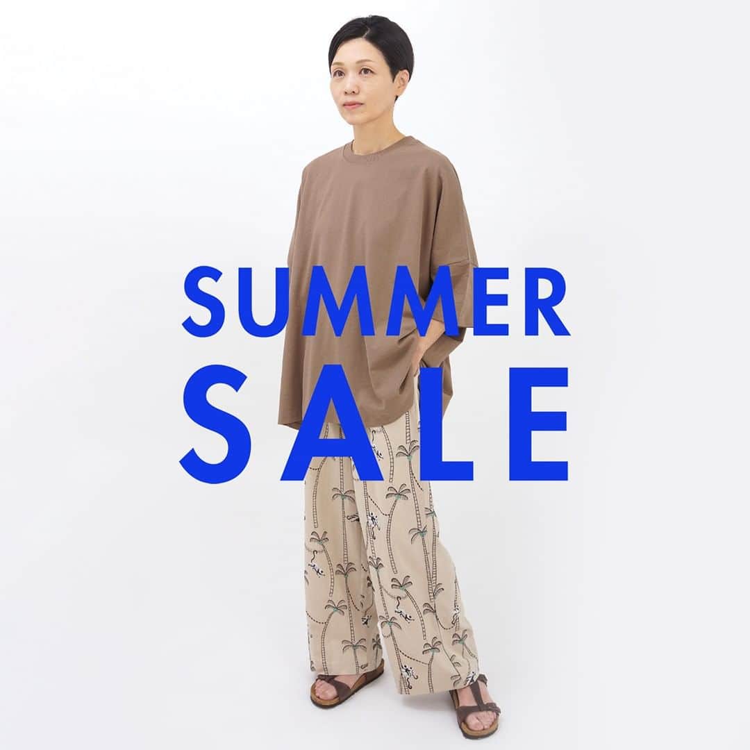 marbleSUD(マーブルシュッド) のインスタグラム：「いよいよ明日7月7日(金)12:00より、online shopのSUMMER SALEがはじまります🎋✨ 例年より、刺繍や総柄などのアイテムが種類豊富に揃っています✌️とってもお得なこのチャンスをお見逃しなく🉐  コーデ⑬ トップス：¥4,389 パンツ：¥16,940」
