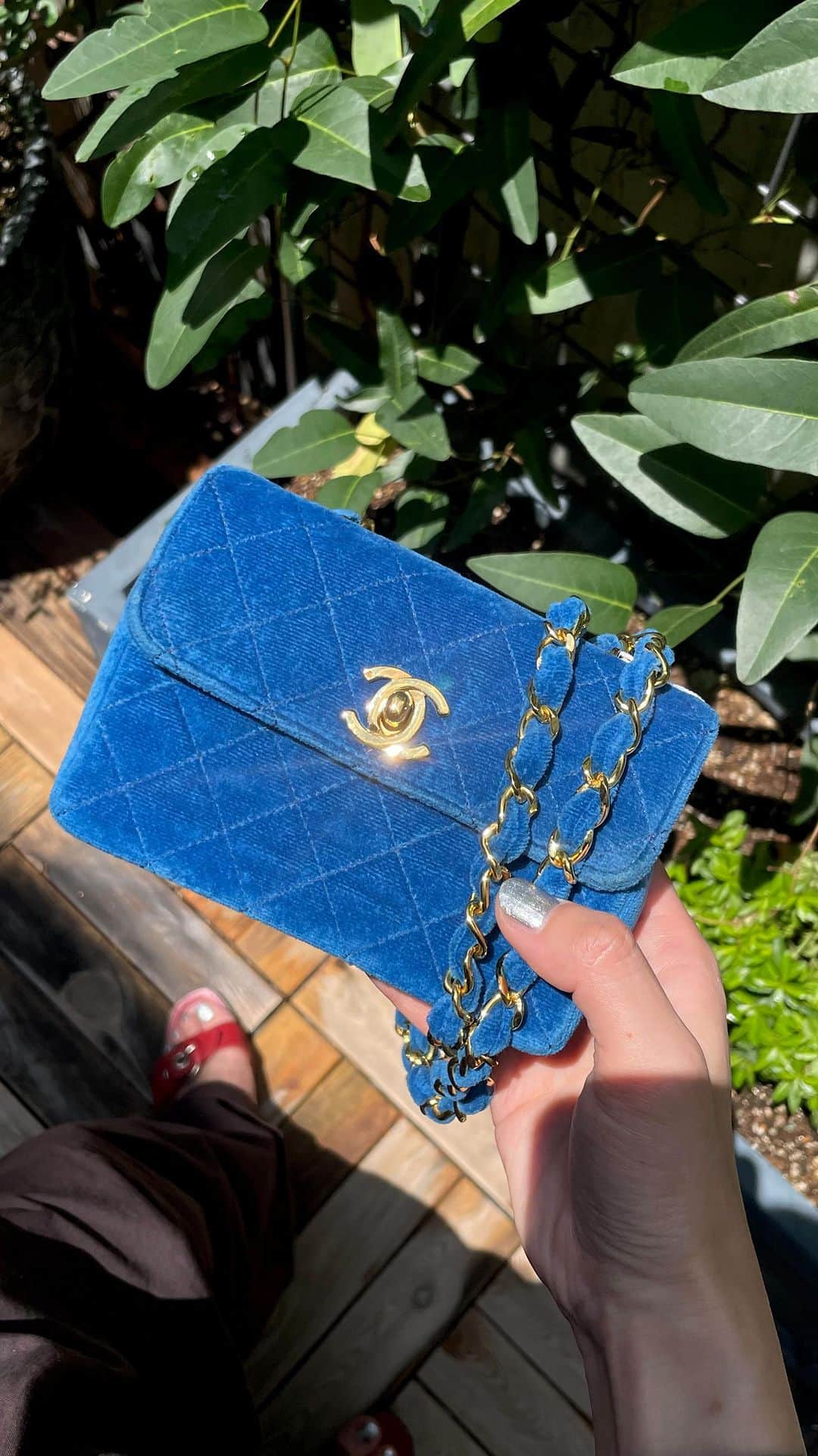 のインスタグラム：「A rare mini one in beautiful blue color💙  ▼Customer service English/Chinese/Korean/Japanese *Please feel free to contact us! *商品が見つからない場合にはDMにてお問い合わせください   ▼International shipping via our online store. Link in bio.  #tokyovintageshop #오모테산도 #omotesando #aoyama #表参道 #명품빈티지 #빈티지패션 #도쿄빈티지샵  #ヴィンテージファッション #ヴィンテージショップ  #chanelvintage #chanel #vintagechanel #chanelclassic #chanellover #빈티지샤넬 #샤넬  #シャネル #샤넬클래식」