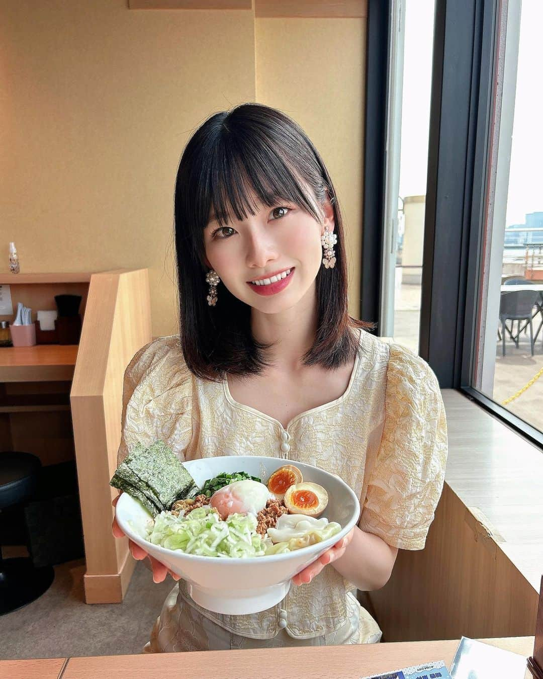 浅井七海のインスタグラム：「. みんなは何ラーメンが好き？🍜  What kind of ramen do you like?  #頑者 #まぜそば #ラーメン #ラーメン国技館 #🍜」