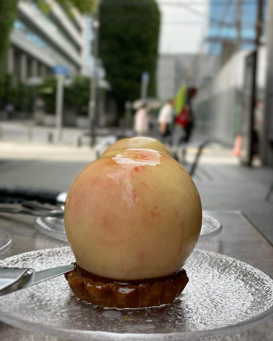 まゆまゆさんのインスタグラム写真 - (まゆまゆInstagram)「. #まゆまゆ桃活　🍑 今年も始まりました、桃活🍑 やっぱり1番はここだよね♡ 毎年食べてる、桃丸ごとタルト🍑 ここのはシンプルで、酸味がなく美味しい。 中のカスタードも最高に美味しい🤤 #ジョエル #桃スイーツ #大阪カフェ#カフェ  #桃のタルト#北浜 #cafe #カフェ巡り #まゆまゆ桃活」7月6日 17時26分 - 7mayu2mayu