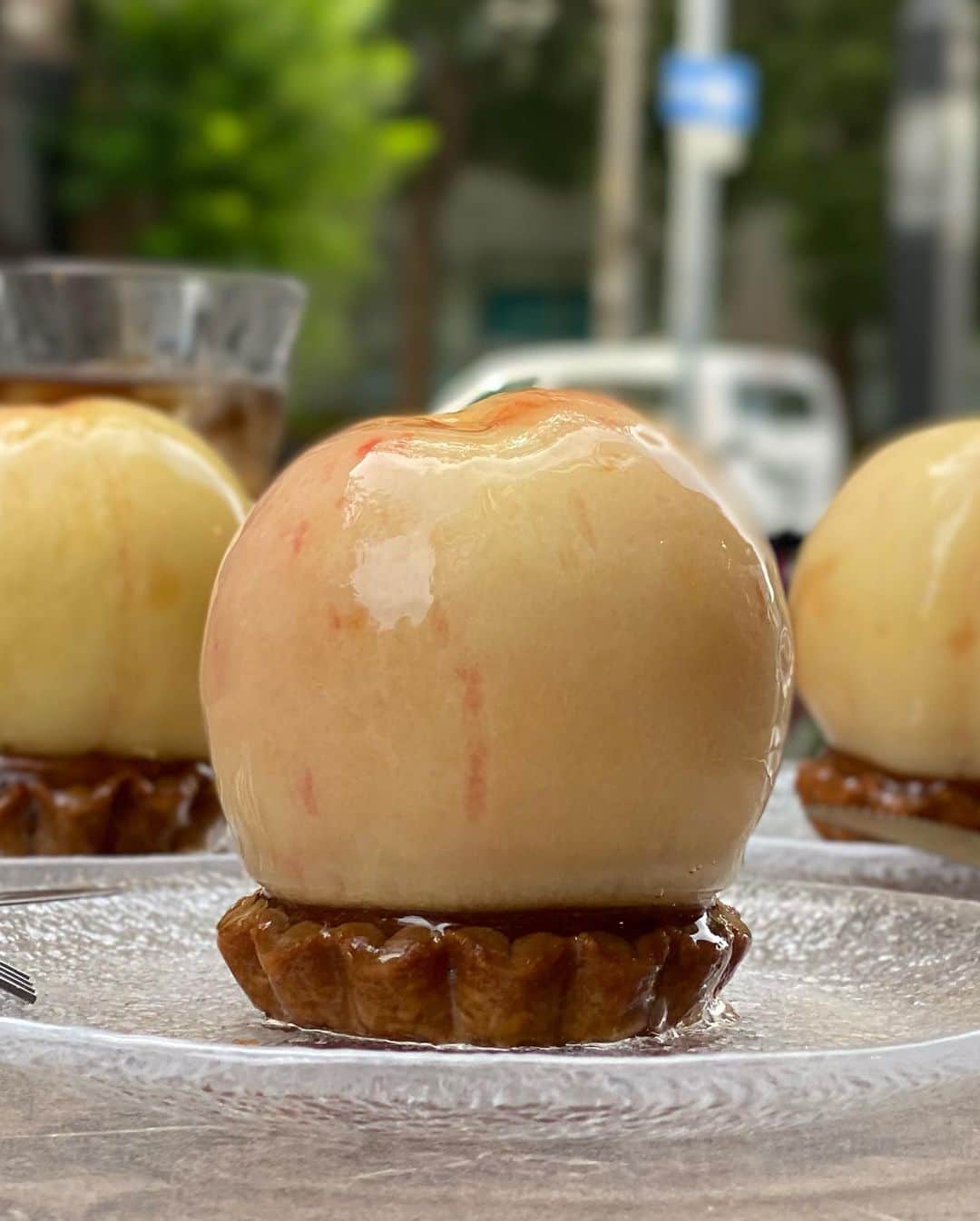 まゆまゆさんのインスタグラム写真 - (まゆまゆInstagram)「. #まゆまゆ桃活　🍑 今年も始まりました、桃活🍑 やっぱり1番はここだよね♡ 毎年食べてる、桃丸ごとタルト🍑 ここのはシンプルで、酸味がなく美味しい。 中のカスタードも最高に美味しい🤤 #ジョエル #桃スイーツ #大阪カフェ#カフェ  #桃のタルト#北浜 #cafe #カフェ巡り #まゆまゆ桃活」7月6日 17時26分 - 7mayu2mayu
