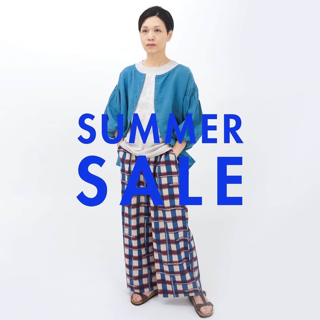 marbleSUD(マーブルシュッド) のインスタグラム：「いよいよ明日7月7日(金)12:00より、online shopのSUMMER SALEがはじまります🎋✨ 例年より、刺繍や総柄などのアイテムが種類豊富に揃っています✌️とってもお得なこのチャンスをお見逃しなく🉐  コーデ⑭ トップス：¥8,162 Tシャツ：¥6,545 パンツ：¥13,090」