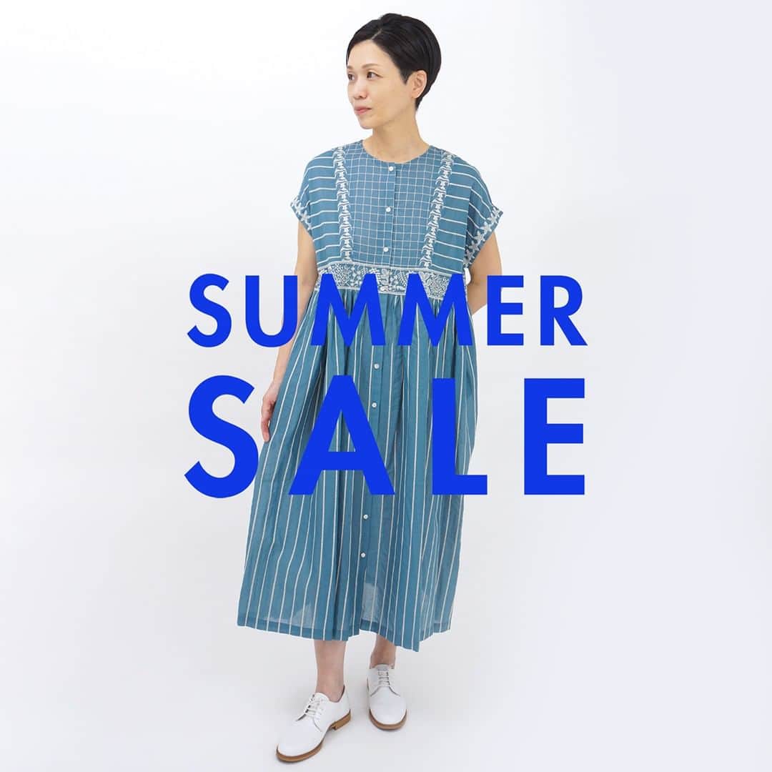 marbleSUD(マーブルシュッド) のインスタグラム：「いよいよ明日7月7日(金)12:00より、online shopのSUMMER SALEがはじまります🎋✨ 例年より、刺繍や総柄などのアイテムが種類豊富に揃っています✌️とってもお得なこのチャンスをお見逃しなく🉐  コーデ⑮ ワンピース：¥21,560」