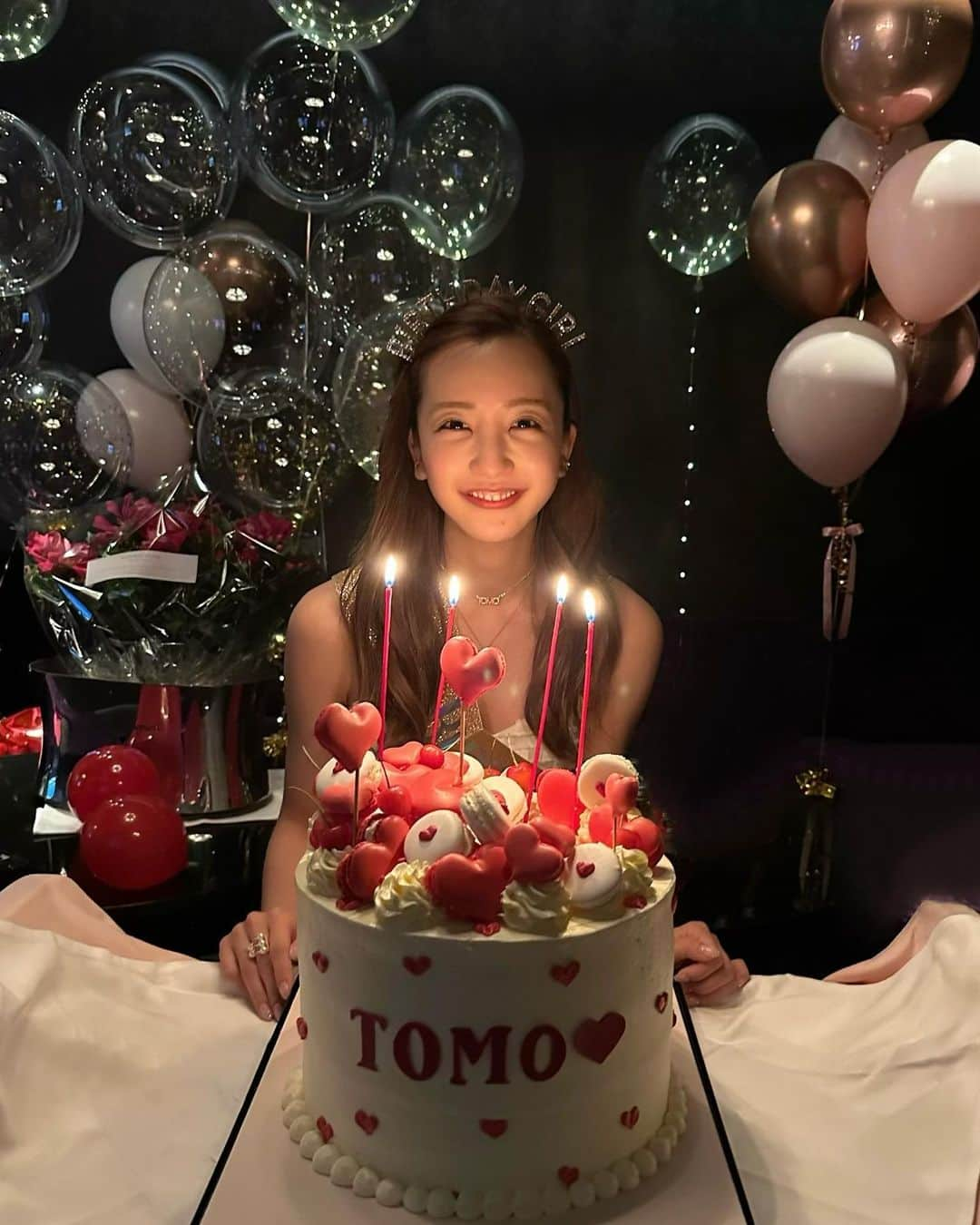 板野友美さんのインスタグラム写真 - (板野友美Instagram)「今年も7月3日に誕生日を迎えました🫶🏻  お祝いコメント、可愛いストーリー 皆さん、ほんとにたくさんありがとうございます💘🪽  そして、見ていただけましたか？😌  誕生日に重大発表をさせていただきました🔥  ❶ 🌹【Rosy luce 初の大阪Popup決定】 8月5日～8日(4日間)阪急うめだ本店(3F)  ❷ 🌹【関西コレクションRosy luce ステージ決定 】 8月6日(日) 2023 A/W  京セラドーム大阪  ❸ 💋【友chube 週1配信宣言】 毎週木曜日 20時配信  今年の夏、盛り上がる気配。 一緒にこの夏を楽しもうね🩵🩷🩵🩷  写真は　🙋🏻‍♂️を筆頭に いつも支えてくれている周りのスタッフさん、 会社の子、大好きな友達、家族、皆でサプライズお祝いしてくれました🥂 6枚目の写真は親友で 誕生日も一緒のマイカが急遽駆けつけてくれました♪ そして、他の写真はみんなもよく知ってるマイメン🫶🏻  その他にも大好きなたくさんの方々がお祝いしてくれました 顔出しできないですが、宝物です❤️‍🔥 いつも素敵な皆んなに支えられての私です。 感謝の気持ちを忘れずこの歳も邁進していきたいと思います🪽 まだまだ夢を皆と一緒に叶えていきます！ ついてきてね🌖🧚🏻‍♀️✊🏻  tomo.  #HappyBirthday #誕生日 #7月3日」7月6日 17時27分 - tomo.i_0703