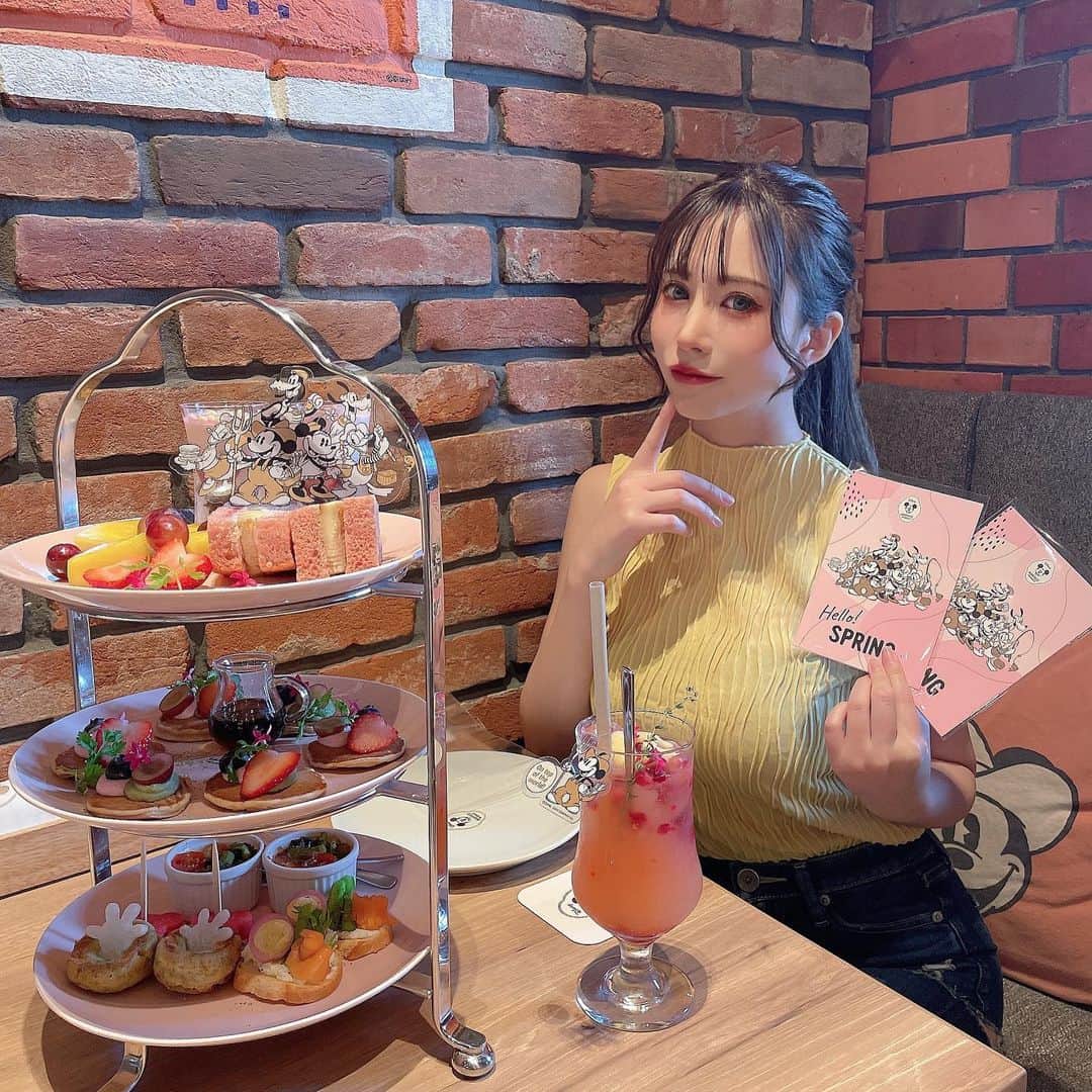 のインスタグラム：「⠀  ⠀  Disney HARVEST MARKET By CAFE COMPANY こちらへ行ってきました🌸 ⠀  今回行ったのは 横浜赤レンガ倉庫店∗*ﾟ やっぱりDisney可愛い..😭💓 ⠀  ▶ https://d-harvestmarket.com/ ⠀   #アフタヌーンティー   #disney   #disneylove   #ディズニー   #ディズニーアフターヌーンティー   #可愛い  #女子会  #afternoontea   #横浜カフェ   #横浜赤レンガ倉庫   #赤レンガ倉庫  #横浜観光   #横浜ランチ  ⠀」