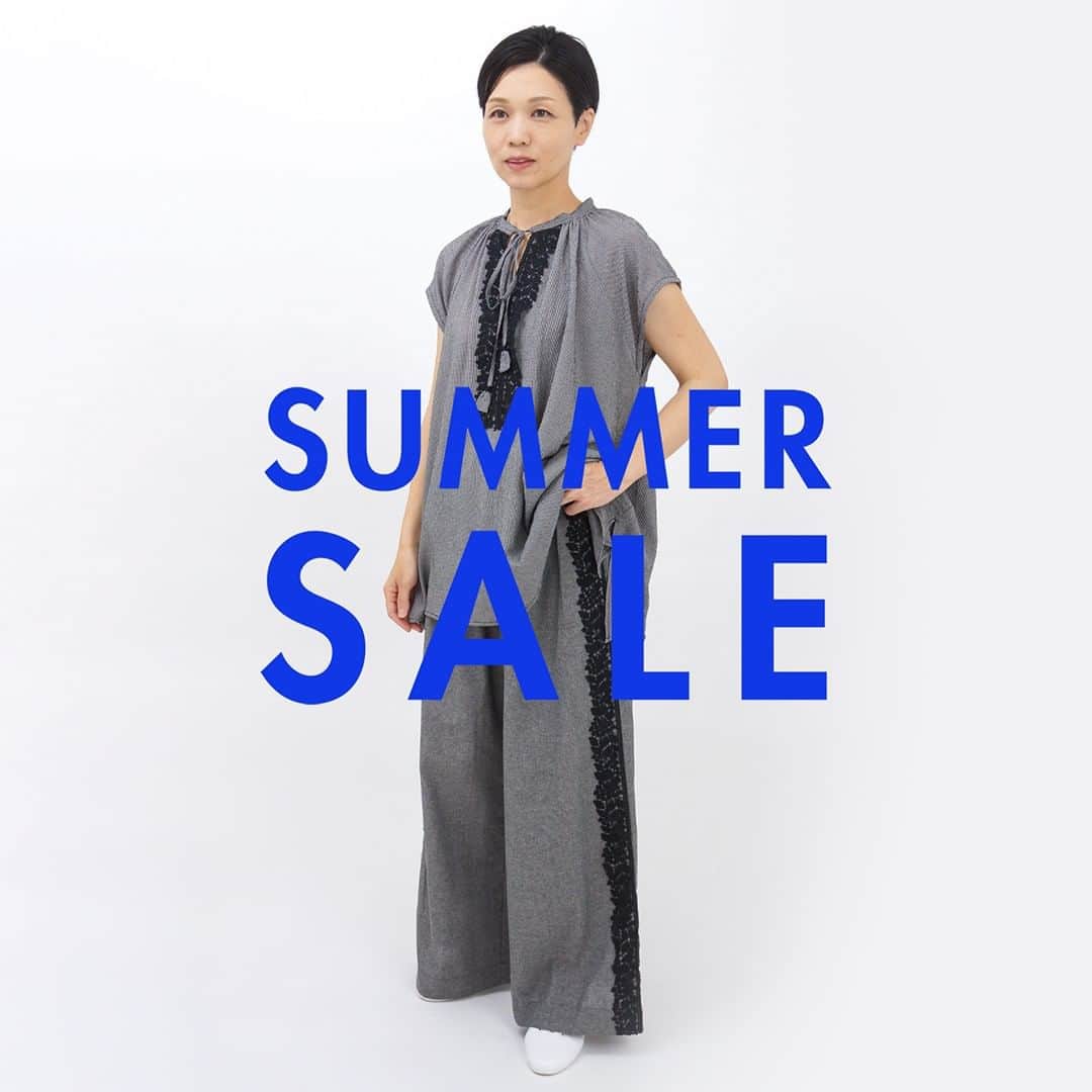 marbleSUD(マーブルシュッド) のインスタグラム：「いよいよ明日7月7日(金)12:00より、online shopのSUMMER SALEがはじまります🎋✨ 例年より、刺繍や総柄などのアイテムが種類豊富に揃っています✌️とってもお得なこのチャンスをお見逃しなく🉐  コーデ⑯ トップス：¥13,860 パンツ：¥15,400」