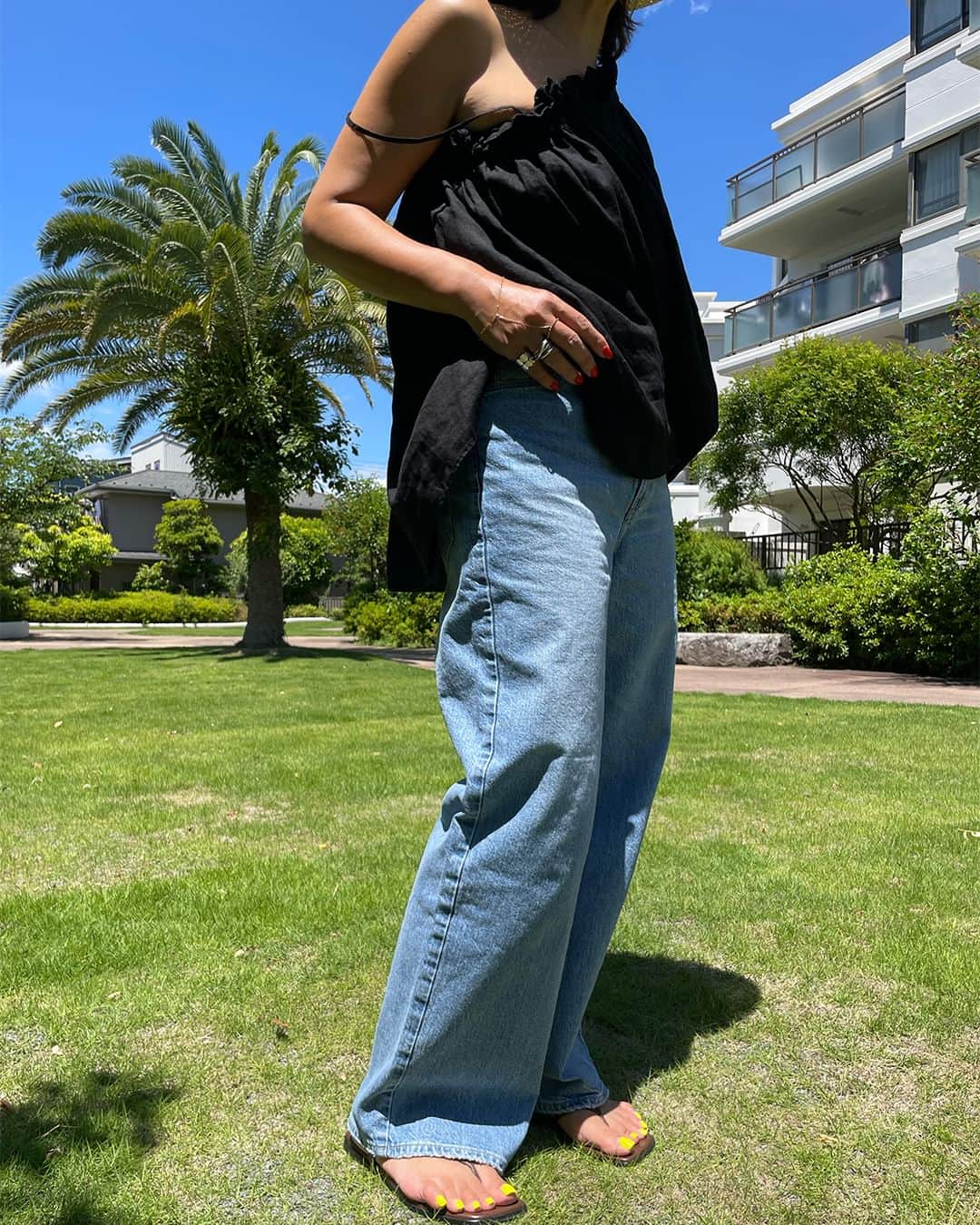 upper hights OFFICIALさんのインスタグラム写真 - (upper hights OFFICIALInstagram)「upper hights meets the person of the hour!  22年PSシーズンから絶大な支持を得た「THE NIECE」 が再登場。 今回は展開する @vermeilpariena のバイヤー @yayoi.takemi さんに注目！  --Q:コーディネートのポイントは？  Upper hightsのデニムは本格的だけど女性が穿いて綺麗に見える加工、シルエットだから、小物で個性を出しました。 お気に入りの @gigi.jewelry のアクセ、 @maisonnhparis のハットや @zilla.atelier のバッグ。 ネイルでも今の気分のスパイスカラーを入れたり、 色で遊ぶとベーシックなものが洗練されます。 サンダルもヌーディにする方が今っぽいバランスに。" "#vermailperiena #buyer #バイヤー #茅ケ崎 #平塚 #インタビュー  #👖 #🍛 #curry #upperhights #アッパーハイツ #アッパーハイツデニム  #THENIECE #ブーツカット #denim #denimcode #デニム #デニムコーデ #デニムラバー"」7月6日 17時30分 - upperhights