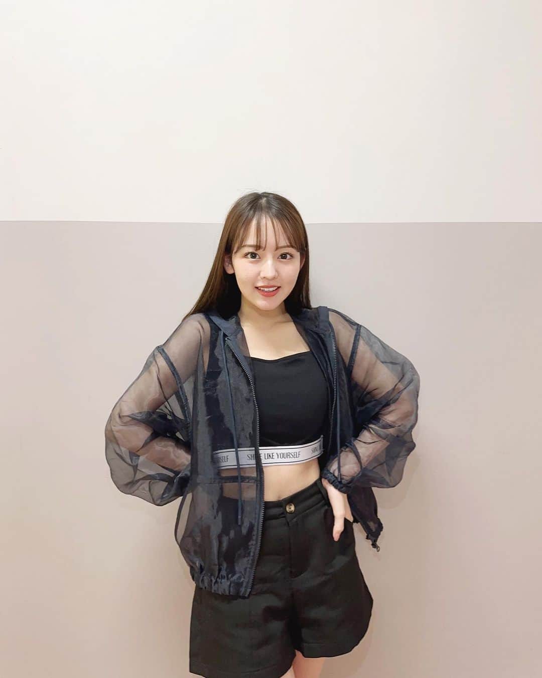 河野まひるのインスタグラム：「#まひるコーデ 半年以上前にゲットしてて、やっと下ろせた @moussyofficial さんのシアーパーカー可愛すぎ🤦‍♀️ それに合わせて展示会で注文した @evris_official さんのtops🖤」