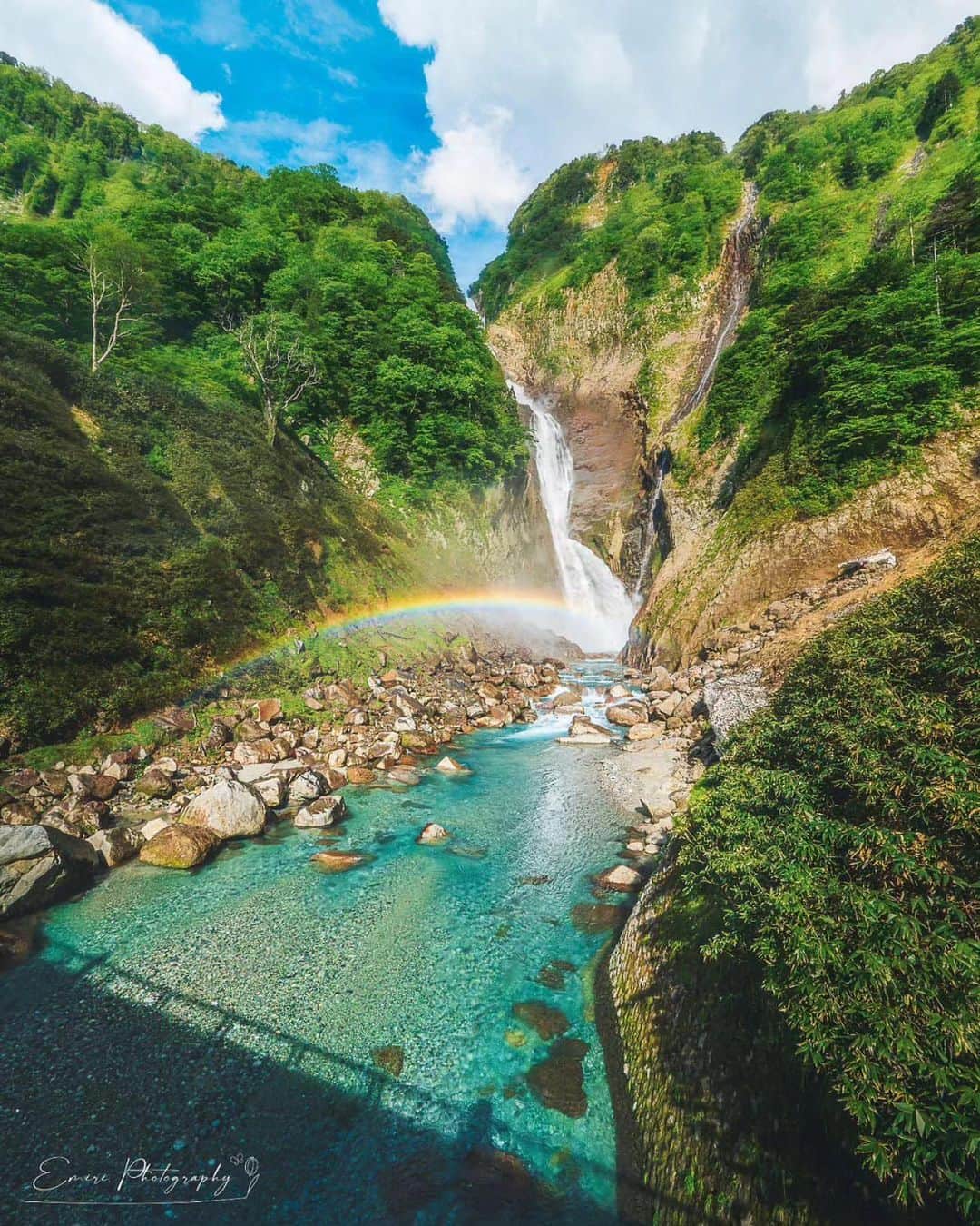 エイチ・アイ・エスさんのインスタグラム写真 - (エイチ・アイ・エスInstagram)「＼落差日本一🗻富山の滝💧／  毎日暑い日が続いていますね🌻 今日は涼しさを感じるスポットをご紹介します✨  立山連峰からの水が勢いよく落ちる、富山県の称名滝💧  春から夏にかけてはとくに水量が多くなるので 迫力のある滝をみる絶好のタイミングです❗️  滝にかかった虹も素敵ですね🌈  …………………………………………………………… 📍 #称名滝 📸 @_____mimosa.619_____ さん  落差日本一(350m)、大迫力の称名滝です✨ 夏場の晴れた日にかかる虹と、称名川のエメラルドグリーンが美しかったです🌈 ……………………………………………………………  旅先探しのヒントは こちらをチェック▶︎▶︎▶︎ @his_japan  —————— 📷旅のお写真募集中✈️ ——————  皆さんの旅の思い出は、@his_japan OR #his_japan2023 を付けてシェアしてください🙌 過去PICもOKです❗️  集まったお写真は、HISのSNSやオウンドメディアでご紹介🙆‍♀️  #旅の思い出 #国内旅行 #富山観光スポット #富山おすすめ #滝の名所 #レインボーのセカイ #次の旅先リスト #旅行好きな人と繋がりたい #写真好きな人と繋がりたい #旅したくなるフォト #旅スタグラム #インスタトラベル #女子旅 #ひとり旅 #カップル旅 #家族旅行 #instatravel #instapassport #photooftheday #instaphotography #worldtravelpics #worldtraveler #japantravelphoto #toyamastagram #shomyofalls #rainbow」7月6日 18時30分 - his_japan