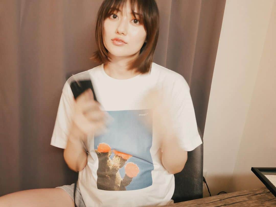 奥山かずささんのインスタグラム写真 - (奥山かずさInstagram)「日常 が彩るTシャツ　@moat_asterisk  かわいすぎる🌵外で着るのも楽しみ」7月6日 17時37分 - kazusa_okuyama_official