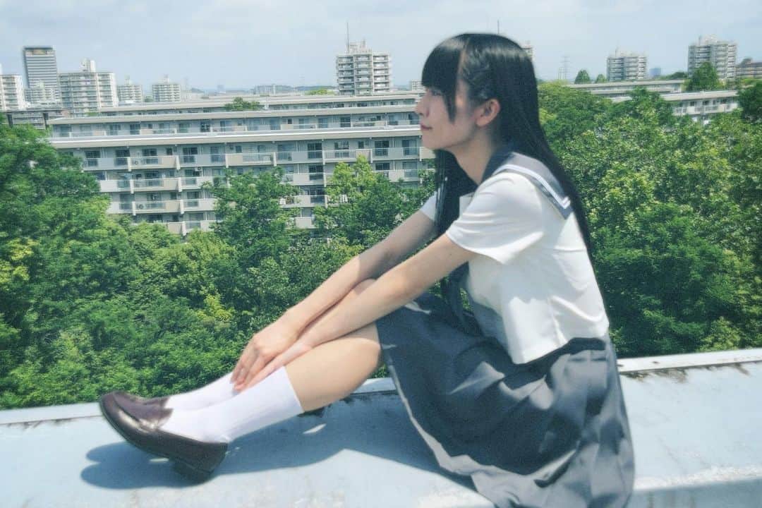 橋本美桜のインスタグラム：「みんなと一生忘れないような夏にしたいな。  ⁡ ⁡ ⁡ ⁡ #アイドル #IDOL #偶像 #パッツン前髪 #ロングヘア  #黒髪 #黒髪ロング #黒髪ストレート #ストレートヘア #ナチュラルメイク #夏 #制服 #自然光 #屋上 #MV #撮影 #フィルム #ootd」