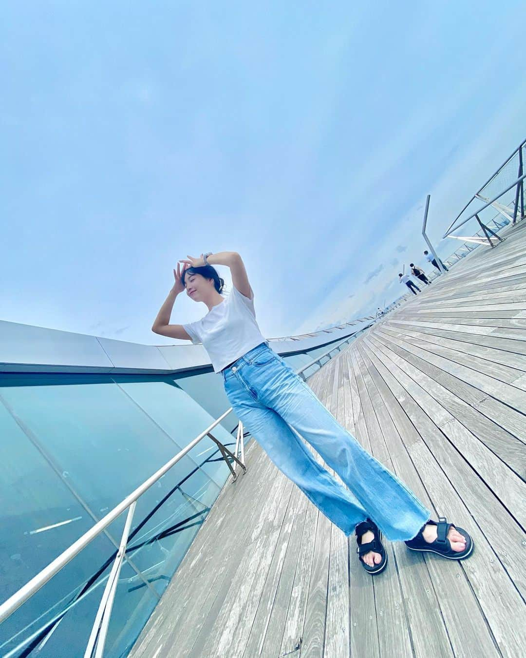 津島衣里さんのインスタグラム写真 - (津島衣里Instagram)「夏だー🩵  夏の虫も夏の暑さも苦手だけど 夏の夕空、星空に、夜の虫の声、夜の涼しさは好き⭐️  お祭りとか、花火大会の胸に響く音とか、 夏の匂いと想い出が蘇ってくる🧜🏻‍♀️  #大桟橋 #夏コーデ」7月6日 17時43分 - eritsushima_official