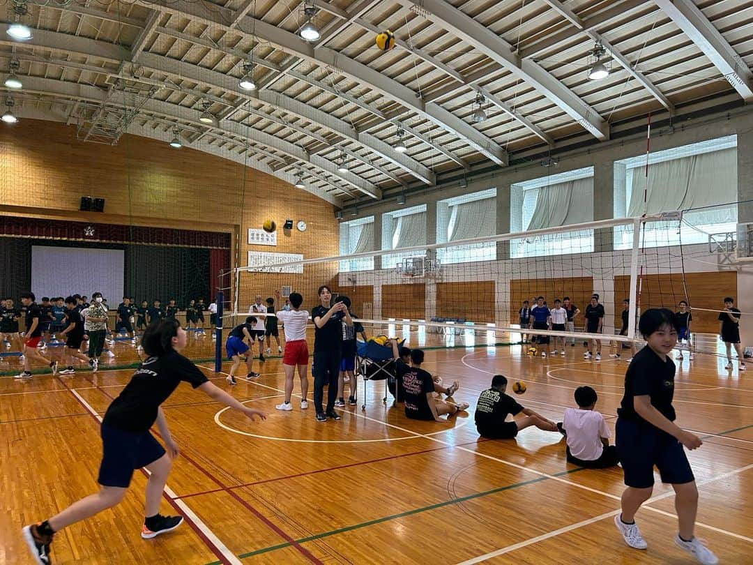 迫田さおりさんのインスタグラム写真 - (迫田さおりInstagram)「・ 徳島県建設業協会主催のイベントを体幹トレーナーの木場克己さんと一緒に参加させていただきました！！ ・ 私にとっても体幹トレーニングのお話は勉強になりとてもいい時間を過ごさせていただきました。 ・ 後半は高校生のみんなにバレーボール教室をさせてもらい、いい汗をかきました😆💦 みんな、声いっぱい出して盛り上げてくれてありがとう😊 ・ ・」7月6日 17時44分 - saori.rio