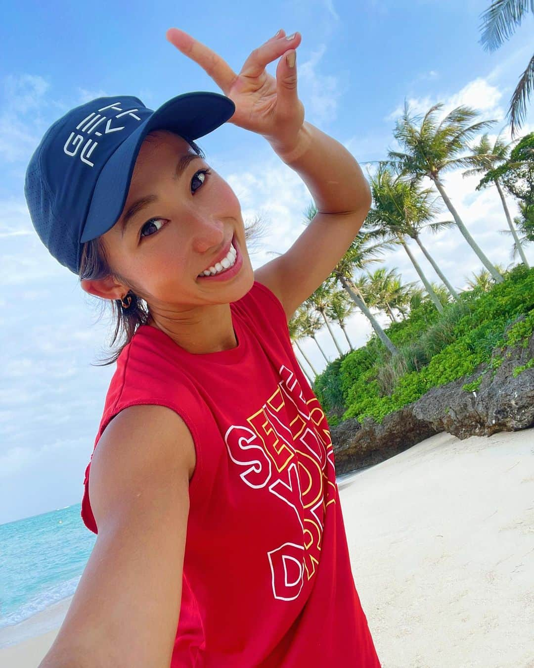 TOMOMIのインスタグラム：「I went to Okinawa✈️☀️🏝️✨  Thank you for the most wonderful time🤝❤️  I fell in loooooove with it even more😆🏝️🇯🇵✈️✨!!!!!  thank you❤️  －－－－－－－－－－－－－－－－ SNSを通してこんなにもたくさんの人たちと繋がることが出来て みんなめちゃめちゃ温かくて優しくて 面白くて刺激的で改めて 私は周りの人たちに恵まれていると 実感した数日間でした！！！！✨  たくさんの出会いに心から感謝🥹💕✨ 本当にありがとうございました🙇‍♀️❤️🤝 @4610_hotel  @buzzresort  @buzzbar3999  @jessekatayama  @jeremy.mob   🌏 #世界一への挑戦 応援グッズ📣 👚#朋トレ RED wear✨ 【尾藤朋美 応援 ウエア】で検索すると出てきます🔍  #ジェットスターで沖縄 #ジェットスターアンバサダー @jetstar_japan   #沖縄 #恩納村 #BUZZリゾート #那覇市 #BUZZBAR  #athlete #running #marathon #trail #trailrunning #mountain #japan #runner  #尾藤朋美 #世界のBITOH #日本代表 #アスリート #ランナー #トレイルランナー #マラソン #トレイルランニング  #世の中で最も過酷なマラソン  #サハラ砂漠250kmマラソン」