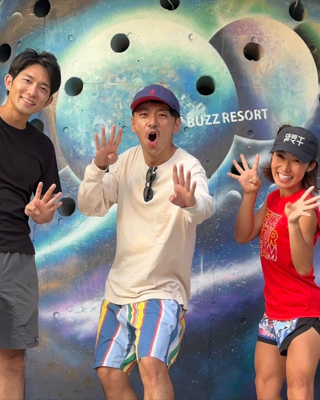 TOMOMIさんのインスタグラム写真 - (TOMOMIInstagram)「I went to Okinawa✈️☀️🏝️✨  Thank you for the most wonderful time🤝❤️  I fell in loooooove with it even more😆🏝️🇯🇵✈️✨!!!!!  thank you❤️  －－－－－－－－－－－－－－－－ SNSを通してこんなにもたくさんの人たちと繋がることが出来て みんなめちゃめちゃ温かくて優しくて 面白くて刺激的で改めて 私は周りの人たちに恵まれていると 実感した数日間でした！！！！✨  たくさんの出会いに心から感謝🥹💕✨ 本当にありがとうございました🙇‍♀️❤️🤝 @4610_hotel  @buzzresort  @buzzbar3999  @jessekatayama  @jeremy.mob   🌏 #世界一への挑戦 応援グッズ📣 👚#朋トレ RED wear✨ 【尾藤朋美 応援 ウエア】で検索すると出てきます🔍  #ジェットスターで沖縄 #ジェットスターアンバサダー @jetstar_japan   #沖縄 #恩納村 #BUZZリゾート #那覇市 #BUZZBAR  #athlete #running #marathon #trail #trailrunning #mountain #japan #runner  #尾藤朋美 #世界のBITOH #日本代表 #アスリート #ランナー #トレイルランナー #マラソン #トレイルランニング  #世の中で最も過酷なマラソン  #サハラ砂漠250kmマラソン」7月6日 17時45分 - tomomi_fitness