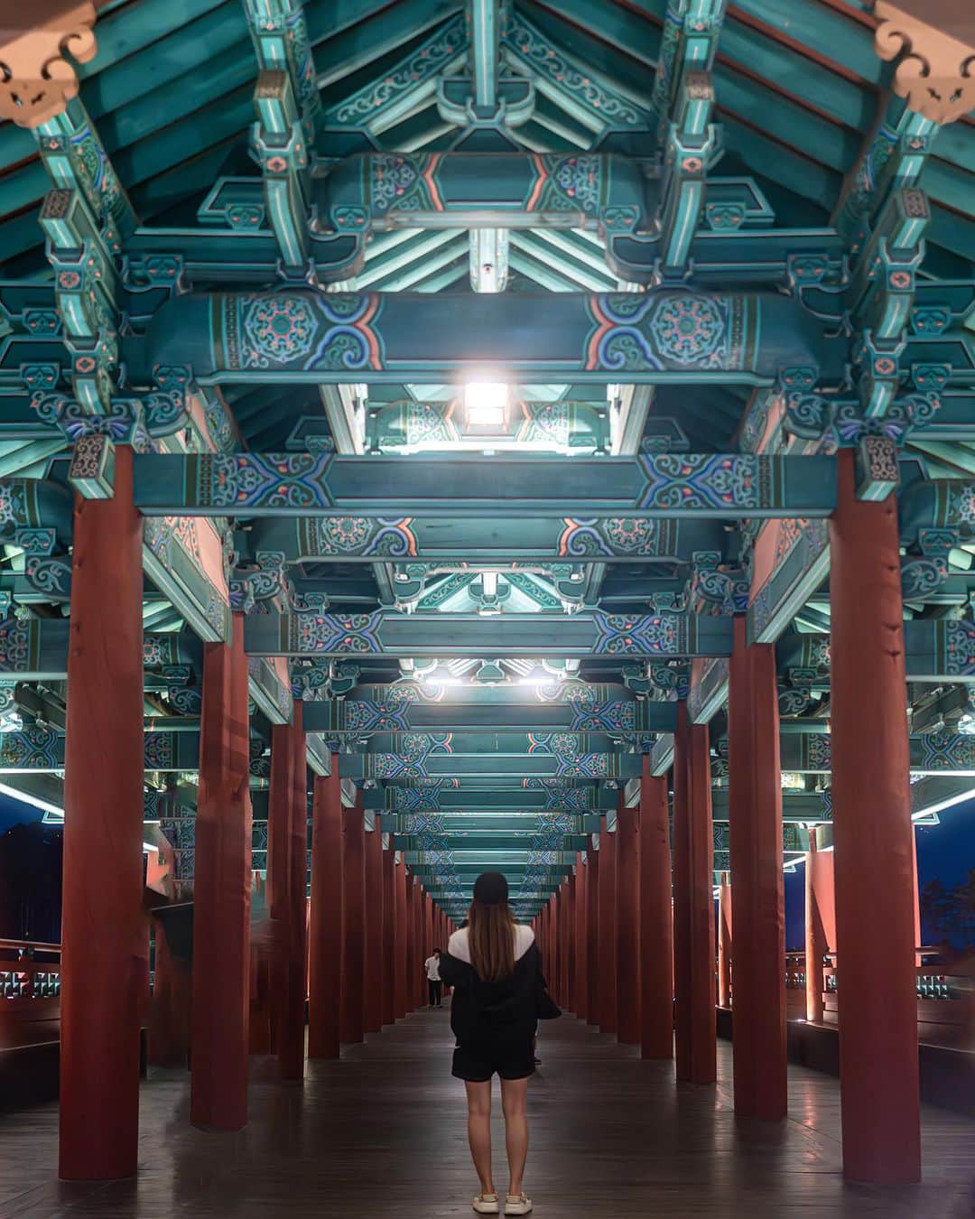 6151さんのインスタグラム写真 - (6151Instagram)「初夏の韓国旅｜DAY 3  今日は初めて訪れる韓国の古都、慶州へ。 慶州は奈良と姉妹都市でもあるエリアで大きな古墳の天馬塚やユネスコ世界遺産にも登録されている仏国寺を訪れました。  仏国寺にはたくさんのランタンが連なっていて写真撮りには嬉しいスポット。境内にある金のイノシシ像に触れるとお金持ちになるという御利益があるのだとか。優しくなでなでしたよ。  宮廷跡で韓国の伝統的な食事が楽しめる瑶石宮(ヨソックン)、御膳でいただく食事は品があって雰囲気もよかった。伝統酒の大夢斎がすごーくおいしかった！お土産したかったけど時間がなくて買えず…レストランの隣で販売もしているので気になる方はぜひお土産にも。  【訪れたスポット】 #月精橋 夜景スポット #仏国寺 #金のイノシシ #ランタン #瑶石宮 #ヨソックン #宮廷跡  #伝統韓定食 #歴史遺跡 #大夢斎 #デモンジェ #伝統酒 #天馬塚 #古墳 #奈良姉妹都市 #ユネスコ世界文化遺産  —  #韓国観光公社 #韓国旅行 #visitkoreayear #慶州旅行  @kto.japan」7月6日 17時45分 - 6151