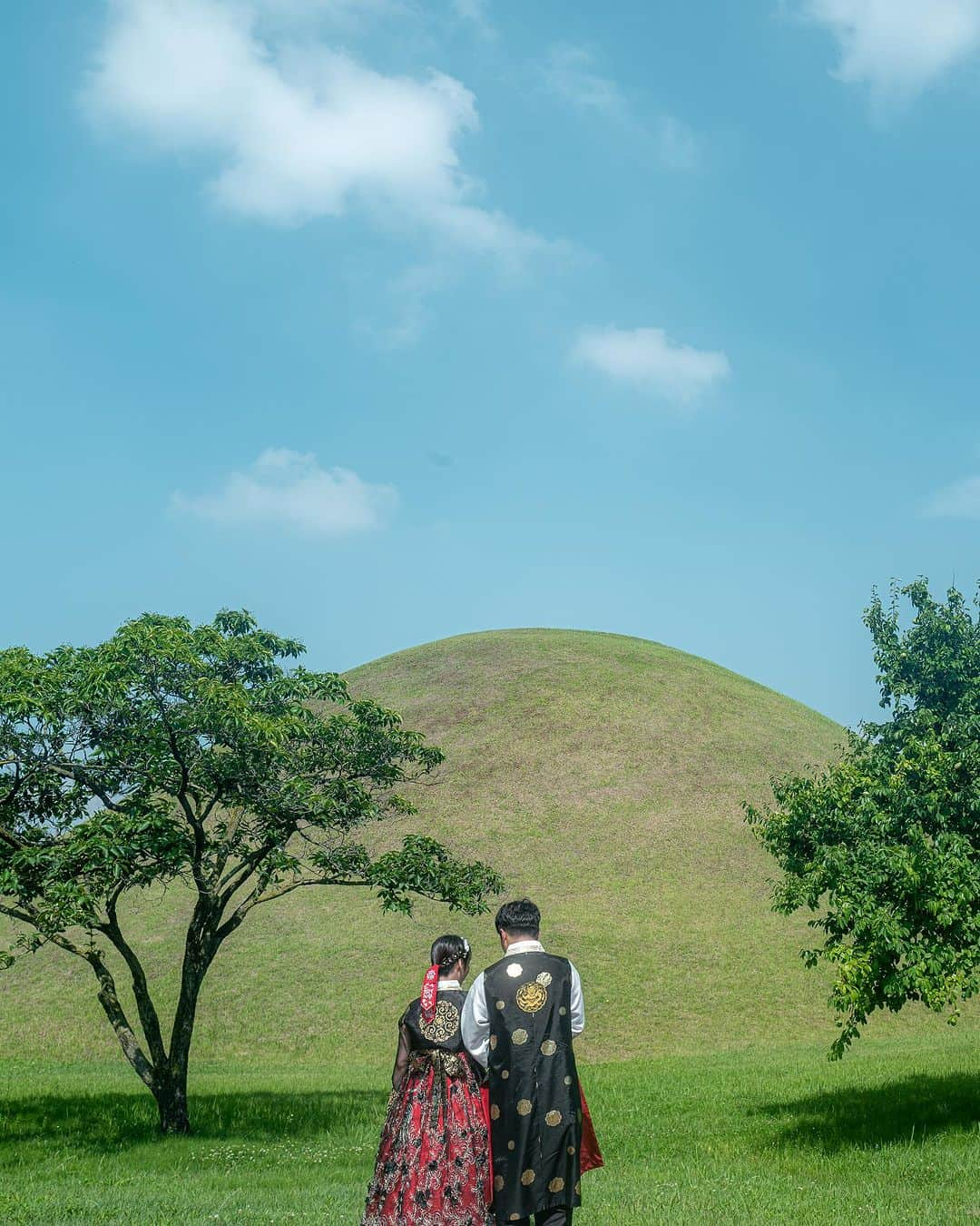 6151さんのインスタグラム写真 - (6151Instagram)「初夏の韓国旅｜DAY 3  今日は初めて訪れる韓国の古都、慶州へ。 慶州は奈良と姉妹都市でもあるエリアで大きな古墳の天馬塚やユネスコ世界遺産にも登録されている仏国寺を訪れました。  仏国寺にはたくさんのランタンが連なっていて写真撮りには嬉しいスポット。境内にある金のイノシシ像に触れるとお金持ちになるという御利益があるのだとか。優しくなでなでしたよ。  宮廷跡で韓国の伝統的な食事が楽しめる瑶石宮(ヨソックン)、御膳でいただく食事は品があって雰囲気もよかった。伝統酒の大夢斎がすごーくおいしかった！お土産したかったけど時間がなくて買えず…レストランの隣で販売もしているので気になる方はぜひお土産にも。  【訪れたスポット】 #月精橋 夜景スポット #仏国寺 #金のイノシシ #ランタン #瑶石宮 #ヨソックン #宮廷跡  #伝統韓定食 #歴史遺跡 #大夢斎 #デモンジェ #伝統酒 #天馬塚 #古墳 #奈良姉妹都市 #ユネスコ世界文化遺産  —  #韓国観光公社 #韓国旅行 #visitkoreayear #慶州旅行  @kto.japan」7月6日 17時45分 - 6151