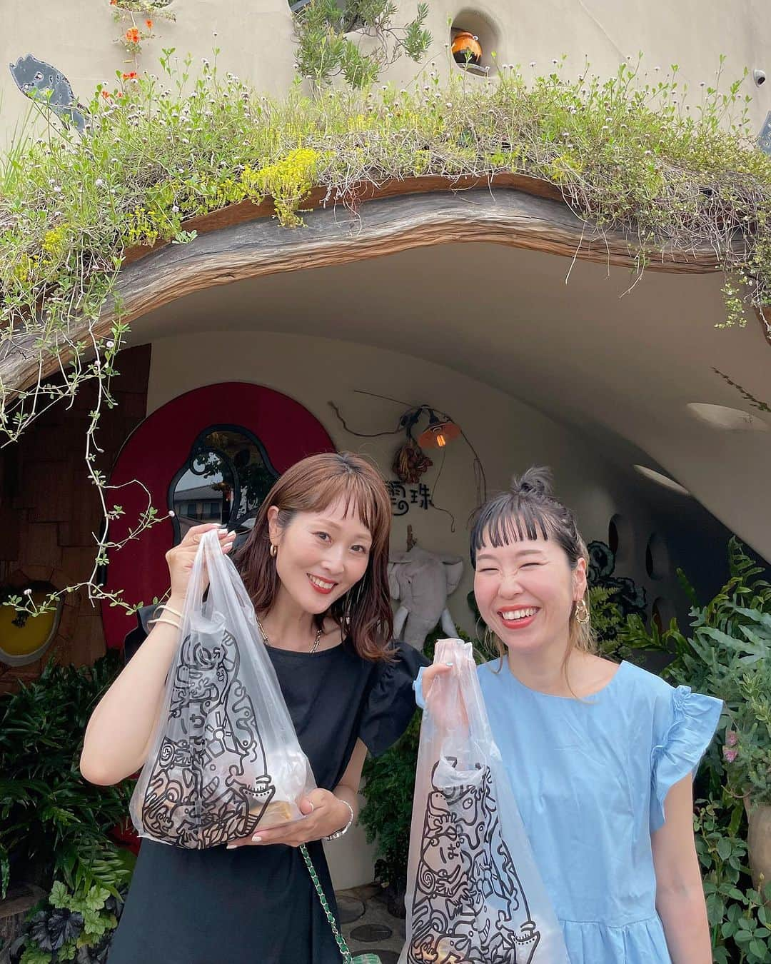 Kikuno Sayumiさんのインスタグラム写真 - (Kikuno SayumiInstagram)「みっちゃん　@amigo.amigo.5205622 リクエストの可愛いパン屋さん🥐　@pan_ya_uzu  ・ この外観＆中！めちゃくちゃ可愛いのよ😍 私のイチオシはまるこげだよ🩷名前に反して全くコゲの味はせんよ🤭 ・ threadsにも買いたけど今日はクラスマッチでバレーをしてきたよ🏐 運動音痴やけんサーブ入るか心配やったけどなんとか入ったし、なんかめちゃんこ楽しかったわ！その後みんなでランチして楽しすぎた🍽️運動っていいね💪 ・ ワンピ　@lilirena_  バッグ　@select.shop.jbg  サンダル　@nike  ・ ・ #愛媛#愛媛パン屋#松山#松山パン屋#ママコーデ#プチプラコーデ」7月6日 17時47分 - sayumikikuno