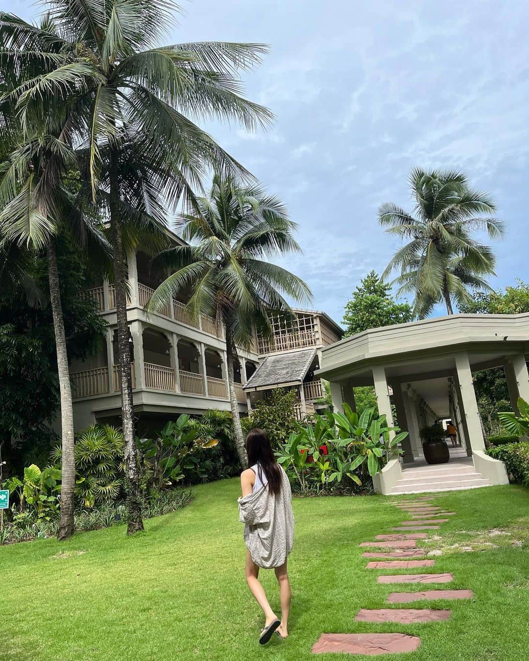 ハン・チェアのインスタグラム：「현실로 돌아왔지만. 벌써 그리운 #phuket @devasom_resorts #devasom matthew실장님 감사합니다. 우리윤희언니. 성은이. 상현언니. 고생하셨습니당🩵💚」