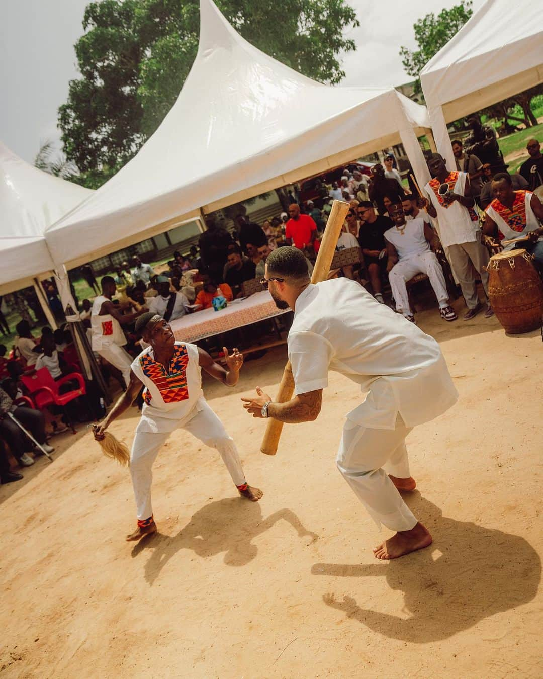 メンフィス・デパイのインスタグラム：「Dancing with the kids who are deaf and talking with the kids who are blind.  Doing sports with the kids who deaf or blind…. the feeling of doing something with a pure heart, giving something back to people who are in need. Improving their environment, health and education.  I feel truly blessed that God put it on my heart to do so…  The @memphis.foundation is going towards something I can be proud of and I want to thank everyone who’s involved in the process! It started with a celebration in a stadium infront of 70000 people, and look where we at today.  God I’m grateful. 🙏🏽💜🇬🇭👉🏾🤴🏾👈🏾」