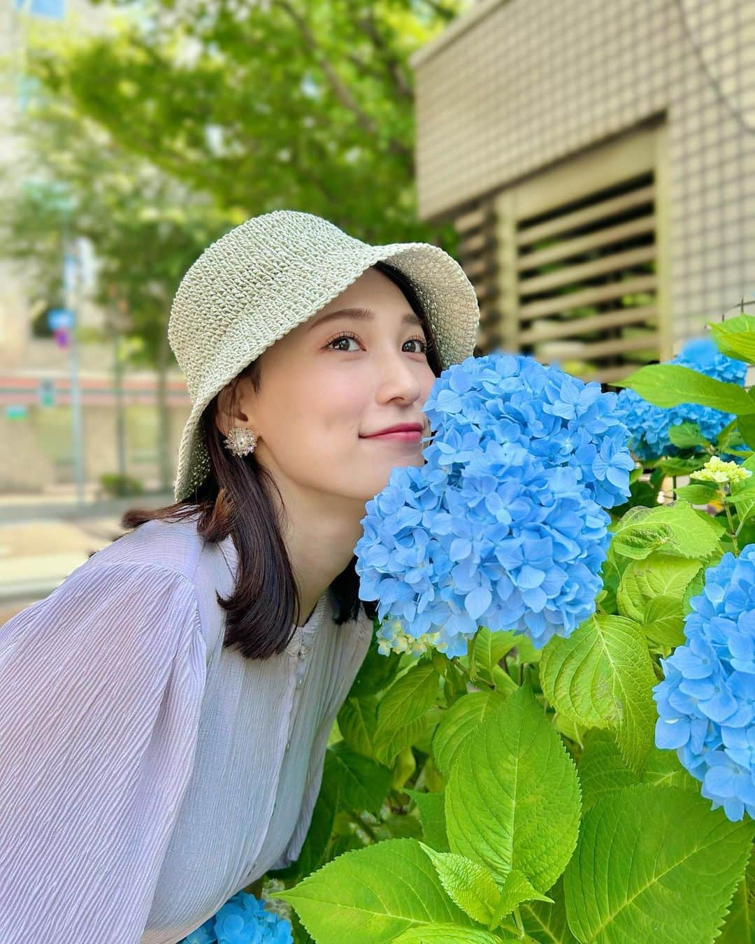 大竹彩加のインスタグラム：「.   大好きなアジサイを大通公園で発見👀💖     大学・大学院と、 アジサイの研究をしていたのが懐かしく感じます✍ (見えないと言われますが、実は？理系の院卒です🥹‼️)                           #hbc #北海道放送 #hbcテレビ #札幌 #アナウンサー #大竹彩加 #ミディアム #セミロング #かきあげ前髪 #長め前髪 #外ハネ #ヘアアレンジ #イヤリング #クリアイヤリング #花イヤリング #骨格ウェーブ #ワンピース #夏ワンピース #シースルーワンピース #クロシェハット #ハット #ブルベ夏 #ブライトサマー #イエベ春 #ブライトスプリング #顔タイプフレッシュ #アジサイ #大通公園 #花のある暮らし #日常に彩りを加える日記」