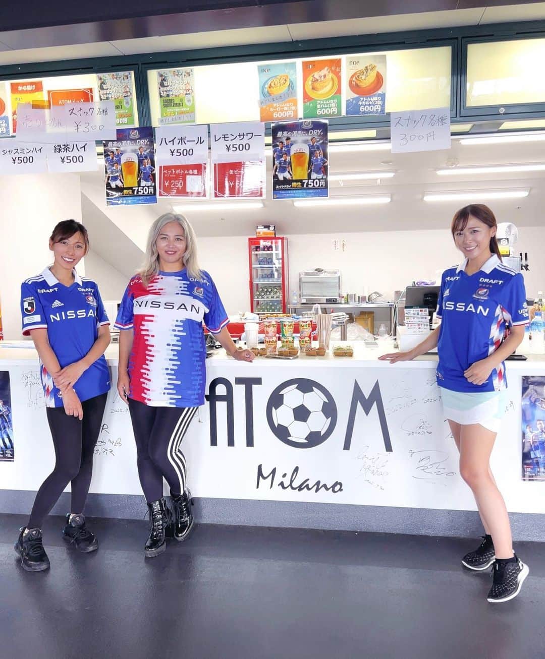 のインスタグラム：「先日の日産スタジアムアトムミラノ店に、アーティストのMINMIさんが遊びに来てくれました✨ 昔から好きだったからお会い出来て嬉しかったです🥺☆なんとアトムミラノの紹介をして頂けるとの事でグルメ撮影していまだけました😌✨  この日も沢山の方が来場していて、熱気が凄かったです💪 次回は15日に横浜Fマリノスvsフロンターレ川崎です⚽️ 是非遊びに来てくださいね🧡 #サッカー#日産スタジアム#横浜Fマリノス#フロンターレ川崎#サッカー女子#minmi#さん#soccer」