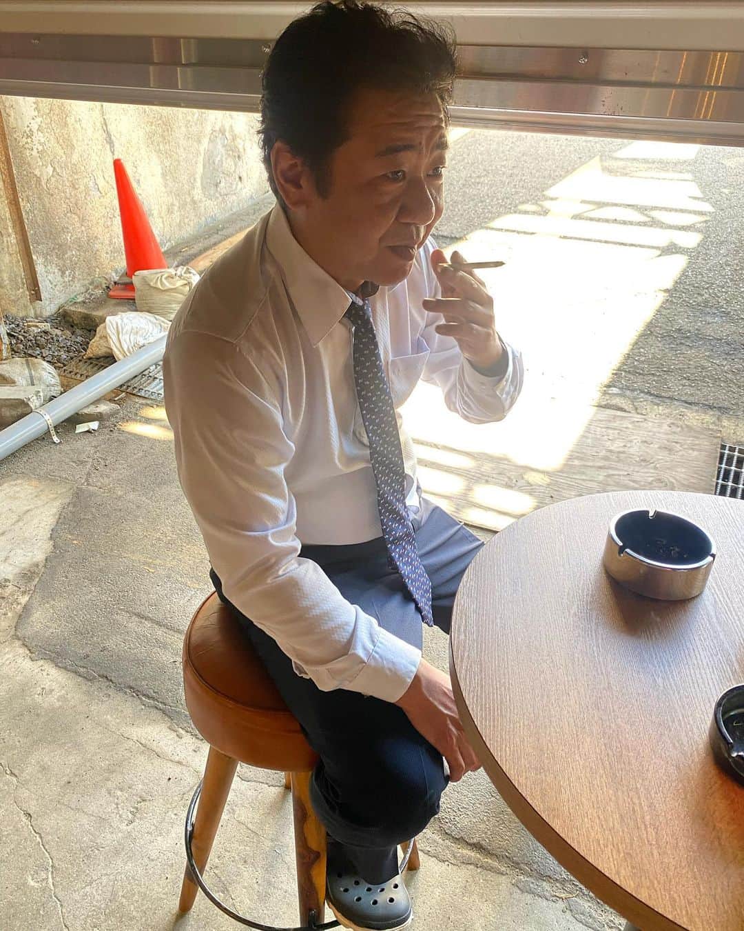 じろうのインスタグラム：「48時間勤務を終えたベテランドライバーのなべさん。もう何も見えない、と仰ってました。運転お疲れ様でした。」
