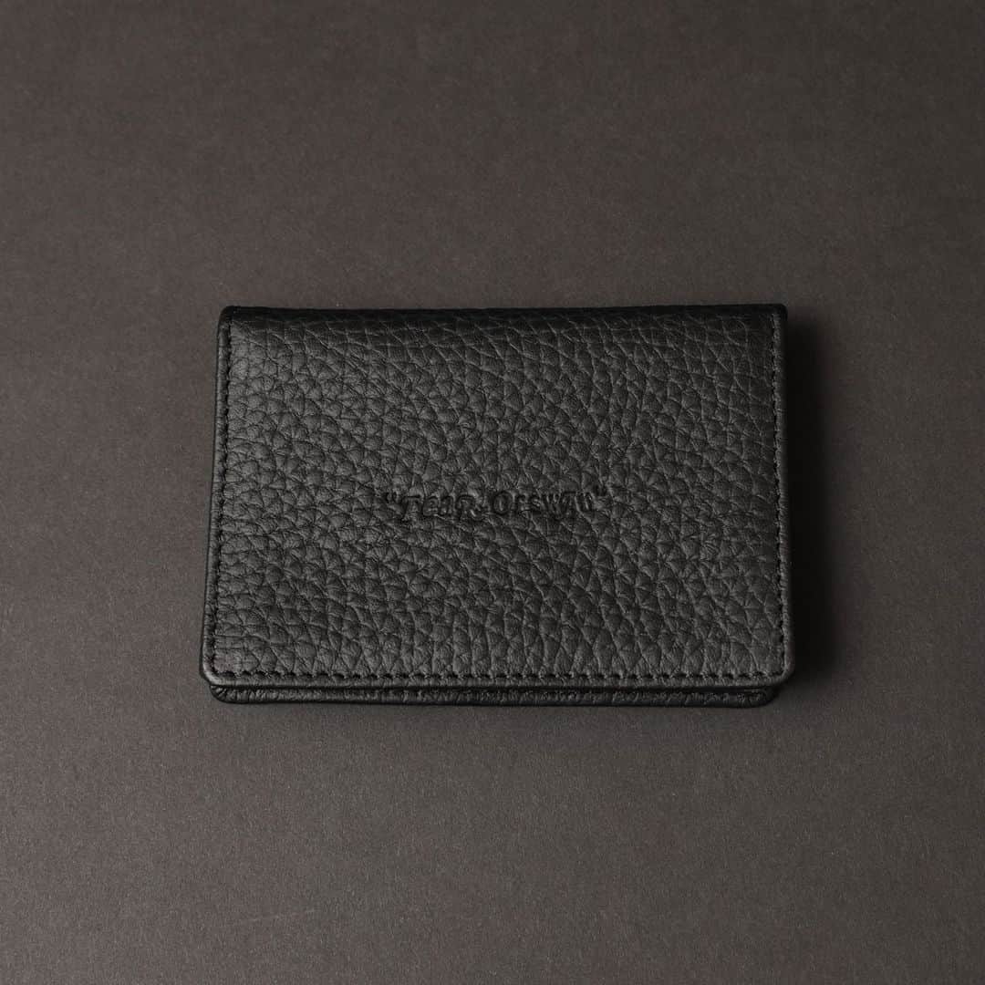 のインスタグラム：「"TEARS OF SWAN-ALL BLACK LEATHER CARD CASE" ¥11.000(tax in)  牛革にブランドロゴを刻印し、ALL BLACKで仕上げたカードケースになります。  調布PARCO店頭、official webshopにて販売中ですので宜しくお願い致します😊🏬💻  https://tears-of-swan.shop-pro.jp/?pid=175637070 (webshopオーダー分、来週末発送)  @tears_of_swan  #tearsofswan  #leathercardcase  #cardcase #名刺入れ」