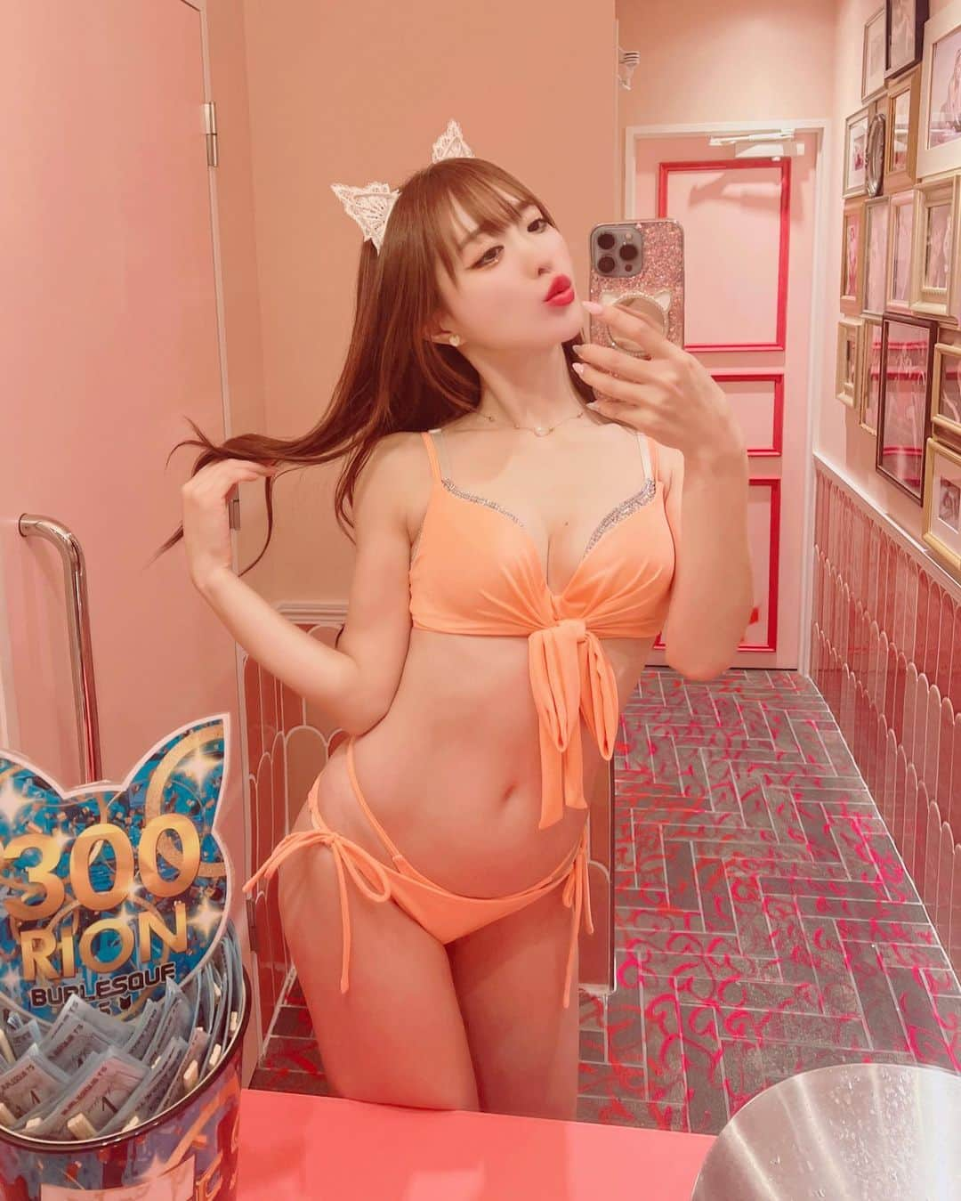 おりささんのインスタグラム写真 - (おりさInstagram)「👙  新しいビキニ☀️  @dazzy_official でゲット✨  昨日バーレスクTSで着たよ💛  今夜2部から居ます✨  7月は名古屋に居る予定なので 会いに来てくれる人は教えてね✨  @burlesque_ts   1部▶︎ 入場：18:30~　ショー開始：19:15~  2部▶︎ 入場：20:40~　ショー開始：21:15~ 3部▶︎ 入場：22:50~　ショー開始：23:30~  VIP席(2時間制) 1人13750円   #dazyy#dazzystore#dazzyme#burlesque#burlesquets#japan#japanese#bikini#bikinigirl#dance#dancer#cosplaygirl#cosplay#show#ショークラブ#バーレスク#バーレスク東京#バーレスクTS#名古屋#ダンス#ダンサー#ショーガール#水着#水着コーデ#ビキニ#ビキニコーデ#コスプレ#デイジー水着#オレンジカラー#オレンジ　@dazzy.me」7月6日 17時56分 - orisa_0510