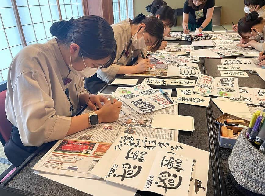 湯の山温泉 寿亭|Ryokan KOTOBUKITEIさんのインスタグラム写真 - (湯の山温泉 寿亭|Ryokan KOTOBUKITEIInstagram)「本日 @ena.nishiyama 先生に#己書 を教えて頂きました☺️ 前回に引き続きありがとうございます！  己書は正解がないので、先生のお手本に捉われる事なく 皆が自由に描いていました🥰 どれも個性が光っていてとても素敵です👏🏻  少しでもお客様の喜びに繋がれば幸いです🌻  #旅館寿亭 #寿亭 #湯の山温泉 #三重観」7月6日 17時57分 - kotobukitei_ryokan