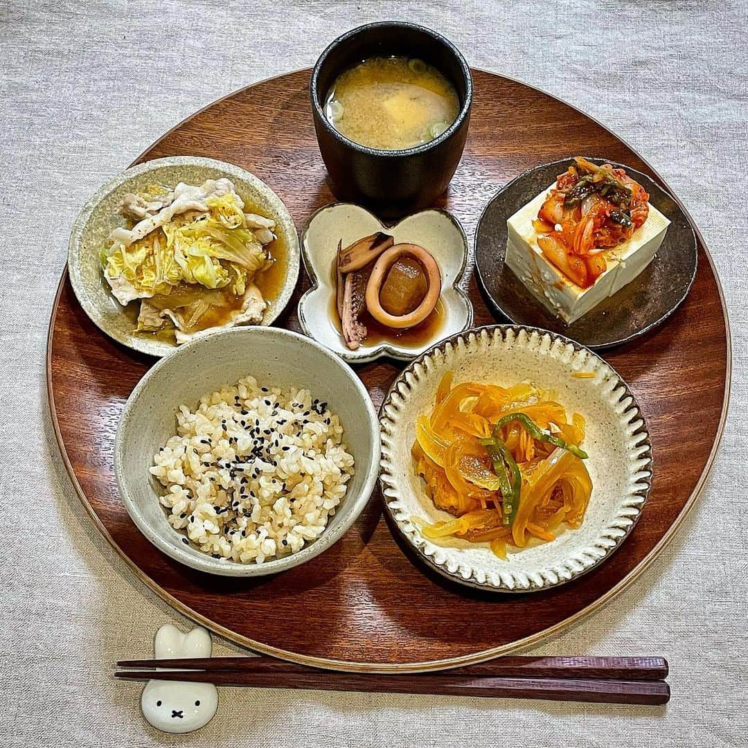 ecruさんのインスタグラム写真 - (ecruInstagram)「2023/07/06 (2) 昨日の晩ご飯。 ・ 発芽玄米ご飯 鮭の南蛮漬け 豚肉と白菜の重ね蒸し イカと大根の煮物 キムチ奴 えのきとお豆腐のお味噌汁 ・ 色々な手続きや実家の片付けなどで毎日15000歩ほど動いていたのですが、疲れてしまってきちんとご飯を食べない日が続いていたので、またしっかり食べようと思います。 (塩分が多めになってしまったかな💦) ・ #gon_food #晩ご飯 #夕食 #food #foodpic #foodphoto  #instafood #instagood #yummy #love #japan #dinner #thankyou #onthetable #日々 #暮らし #うつわ #野菜 #vegetables #台所 #減塩 #減塩生活 #減塩食 #減塩ごはん始めました」7月6日 23時24分 - hydrangea_green