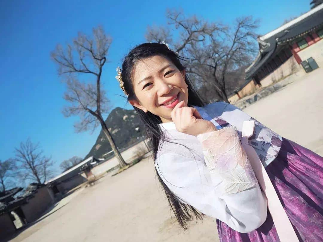服部ひで子さんのインスタグラム写真 - (服部ひで子Instagram)「吉本新喜劇座員総選挙👑開催中‼️  【 ７/６(木) ９日目】  毎日の投票ありがとうございます！！！  本日分は、23:59まで💡 引き続き、お力添えお願いいたします(*^O^*)‼️切実～～⤴️笑  🌷チマチョゴリヒデコ🌷 風水的に仕事運が向上すると言われている「景福宮」にて。よし！これで、25位以内に入れるかな、、、！？笑  ━━━━━━━━━━━━━━━━━━━━━━━ 🍀吉本座員総選挙2023🍀  ◆10/8(日)「吉本新喜劇まつり」の出演者を決める総選挙。  ◆上位２５名 ＋ 世代別じゃんけんの勝者５名。  ◆投票期間【6/28～8/13】  ◆１日１回投票可能。(座員３名を選出) ━━━━━━━━━━━━━━━━━━━━━━━ 投票ページ(吉本新喜劇座員総選挙ホームページ)へのアクセスは、ストーリーズにリンク貼っております💡  【 投票の方法 】 1️⃣よしもとチケットサイト   FANY IDへ登録(無料)。  2️⃣吉本新喜劇座員総選挙HPへアクセス   １日１回、座員３名を選んで投票。  #吉本新喜劇 #服部ひで子  #吉本新喜劇座員総選挙」7月6日 23時25分 - hideko_hattori