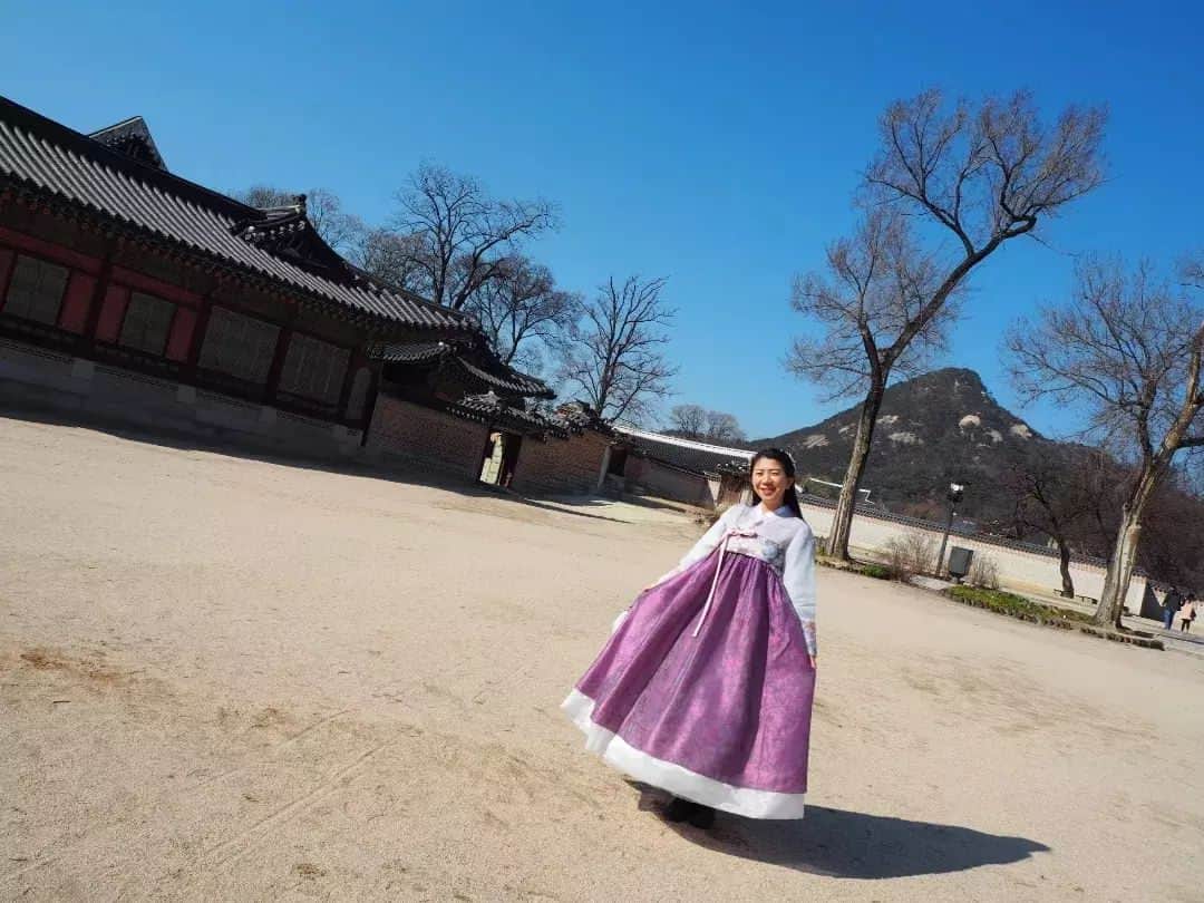服部ひで子さんのインスタグラム写真 - (服部ひで子Instagram)「吉本新喜劇座員総選挙👑開催中‼️  【 ７/６(木) ９日目】  毎日の投票ありがとうございます！！！  本日分は、23:59まで💡 引き続き、お力添えお願いいたします(*^O^*)‼️切実～～⤴️笑  🌷チマチョゴリヒデコ🌷 風水的に仕事運が向上すると言われている「景福宮」にて。よし！これで、25位以内に入れるかな、、、！？笑  ━━━━━━━━━━━━━━━━━━━━━━━ 🍀吉本座員総選挙2023🍀  ◆10/8(日)「吉本新喜劇まつり」の出演者を決める総選挙。  ◆上位２５名 ＋ 世代別じゃんけんの勝者５名。  ◆投票期間【6/28～8/13】  ◆１日１回投票可能。(座員３名を選出) ━━━━━━━━━━━━━━━━━━━━━━━ 投票ページ(吉本新喜劇座員総選挙ホームページ)へのアクセスは、ストーリーズにリンク貼っております💡  【 投票の方法 】 1️⃣よしもとチケットサイト   FANY IDへ登録(無料)。  2️⃣吉本新喜劇座員総選挙HPへアクセス   １日１回、座員３名を選んで投票。  #吉本新喜劇 #服部ひで子  #吉本新喜劇座員総選挙」7月6日 23時25分 - hideko_hattori