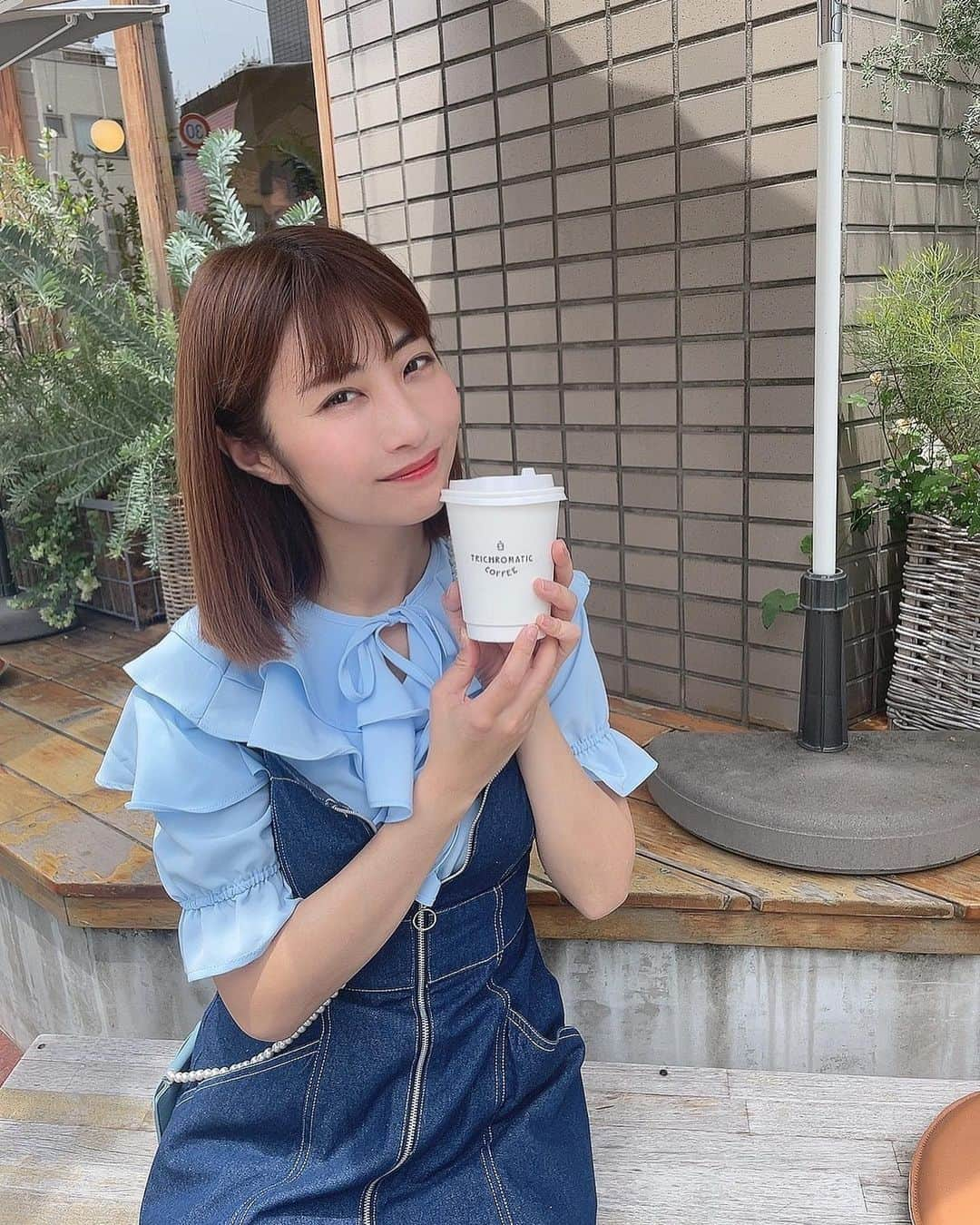 古川真奈美のインスタグラム：「. . 梅雨っていつ開けんの？ いや開けた？？ なんかよくわかりません☔️笑 ⁡ しかし急に暑すぎですね🥵💦 ずっと家で仕事してるので常にエアコン付けっぱなしの状態なので電気代が既に怖いです、、、笑 ⁡ しかしスッピンの状態がほとんどなので肌の調子はめちゃくちゃ良き❤️ この間は、 @yuta89.03  さんところでハイフをしてもらったので更に肌の調子が良いです😇🌸 ⁡ 一瞬にしてむくみとれて引き上げてくれるのでハイフ好きです🙋🏻‍♀️ 中山さん、ありがとーございましたー！！  ⁡1枚目のお洋服はあいりちゃん @arimuraairi のブランド rose bleue @rosebleue_store のトップスです❤️ 生地がしっかりしててシワになりにくてめっちゃ愛用してます🌸このフリル感がまた可愛いの🥰❤️ ⁡ ⁡ ⁡ ⁡#1枚目の画像がアプリの加工でチークが濃くなってそれを更に加工して薄くしたらなんか真っ白になったw #化粧したままハイフできるの最高 #ジェルたっぷりで痛みなく気持ちいのよこれが #Yeautty #スティックハイフ #アドバイザー中山 #美容ハイフ #ハイフ #美容に全力を尽くすアラフォー #rosebleue #instalike #instamood  #ootd #东京 #扎心了 #ow #맞팔 #instapic  #팔로우미 #instaphoto #instagravure #girl #glam #followme」