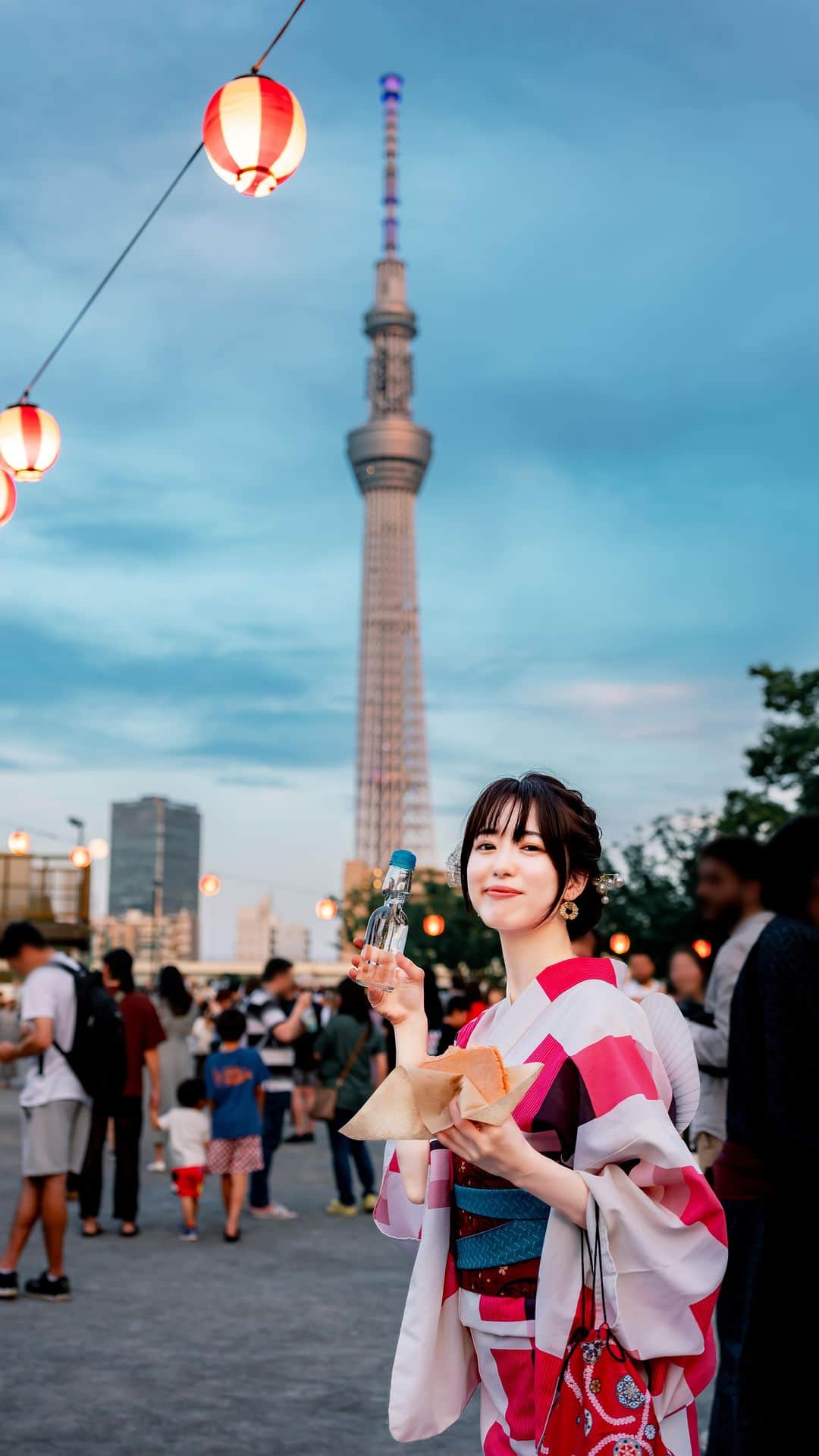shabonのインスタグラム：「* . . . . . スカイツリーが見える場所で 盆踊り大会。 夏を満喫🥹✨ . 2人にツンデレかるたを 教えてあげた🤭笑 . . model : @symt_mio . . FUJIFILM X-T5 /  XF23mm F1.4 R . . . . . . *」