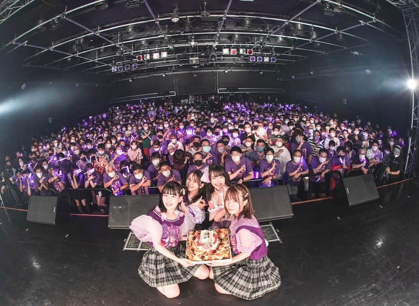 天羽希純のインスタグラム：「【重大告知🎂】  私天羽希純の生誕祭が8/22(火)に開催されます💜  そしてサブタイトルには色んな意味が込められています。みんながいないと私は羽ばたけないから。周りの人がみんな羽を持って産まれてきてる中、私は元々羽なんて持って生まれてこなかったから。 みんなが私を飛ばせてくれる羽なんだよ！  もっともっと高く飛びたい。 高く飛んだらそこでしか見られない景色があるから。みんなと見たいな。  新宿BLAZEでの生誕祭は、去年私が数年越しに叶えた夢でした。 しかし去年はコロナの関係でまだ規制があり、入場者数に制限がありました。  今年はコロナの規制もほぼなくなり、去年よりもっと沢山の方が来て貰えるようになりました。 大好きな新宿BLAZE、ずっと生誕祭をやるのが目標だった新宿BLAZE。 今年はBLAZEの真のソールドアウト、満員の景色がみたいです。  そしてこんな事勝手に言ったら怒られるかもだけど、来年はO-EASTで生誕祭をやるのが夢です。 そこで弾き語りをしたいです。  こうして次々に新しい夢や目標が持てるのがとても幸せです。 いつもみんなありがとう！！  今年は更に！気合いを入れて生誕衣装(セクシーよ💋)を用意してますので色々楽しみにしててください💜💜💜  8/22、新宿BLAZEでまってます！！  チケット各種開始 明日7/7(金)21:00~ FC会員様先行先着(整理番号抽選) hashtagbox.jp 先行抽選 r-t.jp/2i0822」