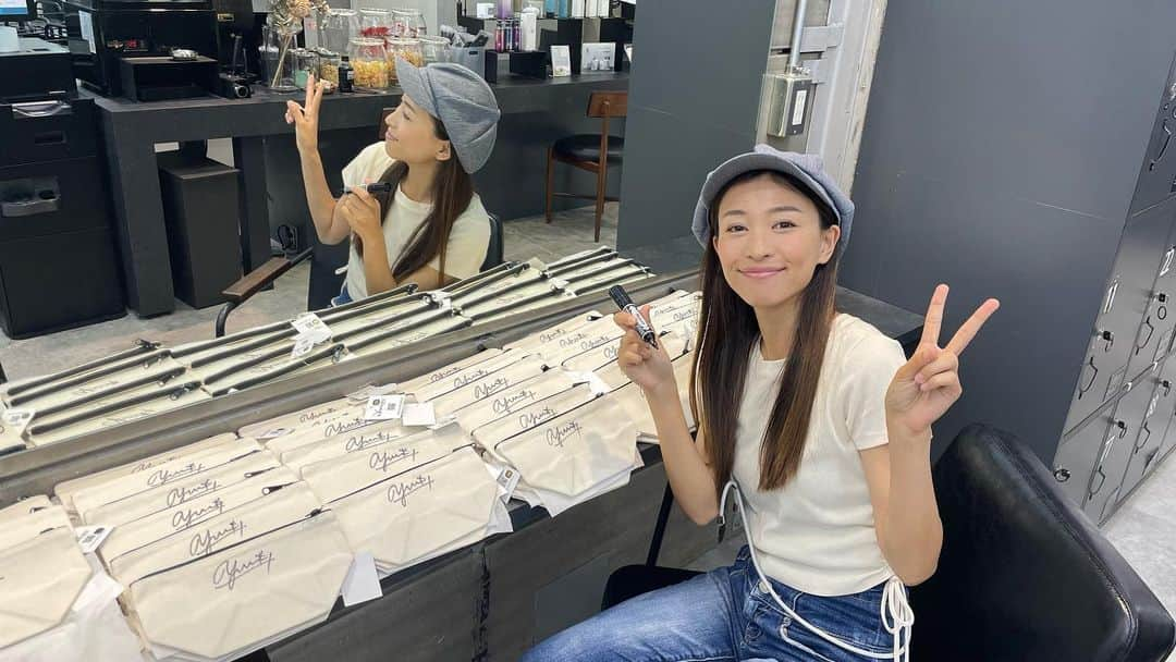 北山由里のインスタグラム：「KANGOL BEAUTYコラボグッズ🦘✨  たくさんのご注文ありがとうございました！！  本日、商品が発送されたようでゲット報告をたくさんいただき嬉しかったです🥳✨  すでに私も使っていますが、バッグ&ポーチは結構丈夫な生地なので、ぜひどんどん使ってください💪✨  写真は限定セットのポーチにサイン書いてきたときの1枚🎉  コロナ禍では考えられなかったサイングッズ！！  実現できてとても嬉しかったです🥹✨ Thank you🫶」