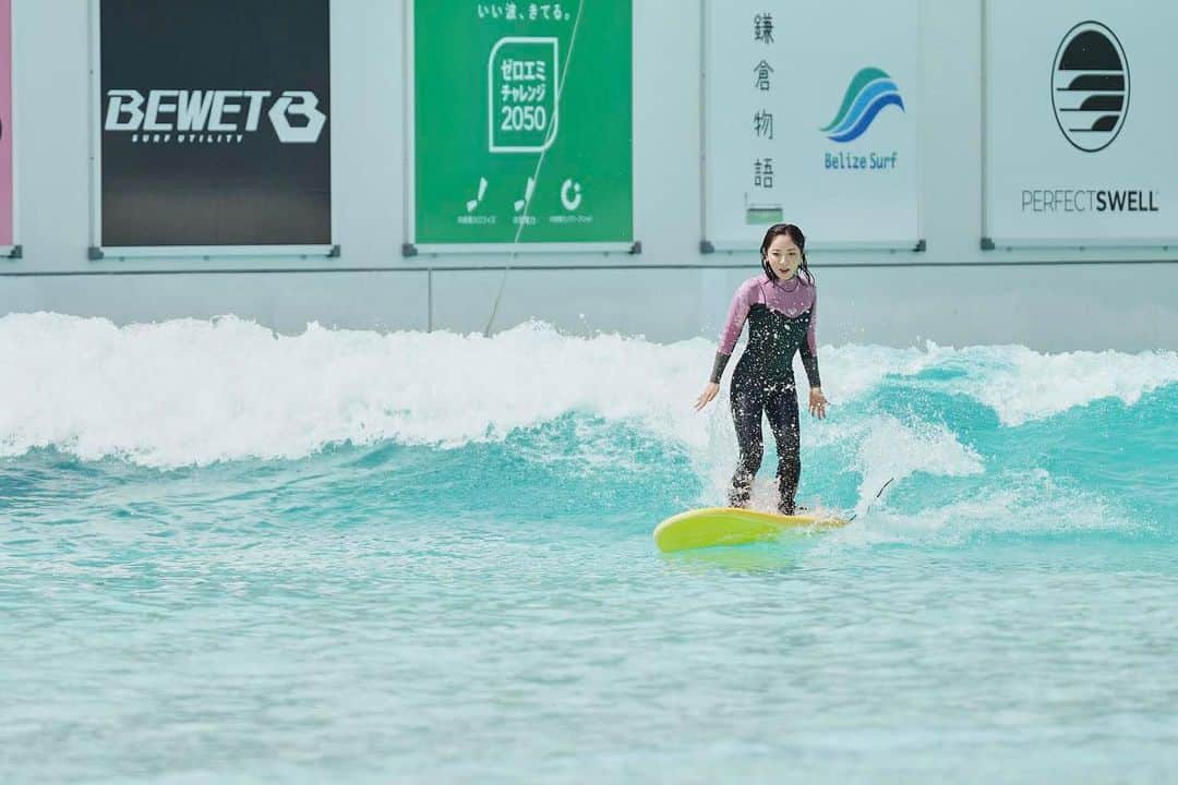 井上奈保のインスタグラム：「🌊🏄‍♀️✨  このウェットスーツは 数年前に @roxyjapan でカスタムオーダーで作った Myウェットです👍！  #surf #surflife #surfgirl」