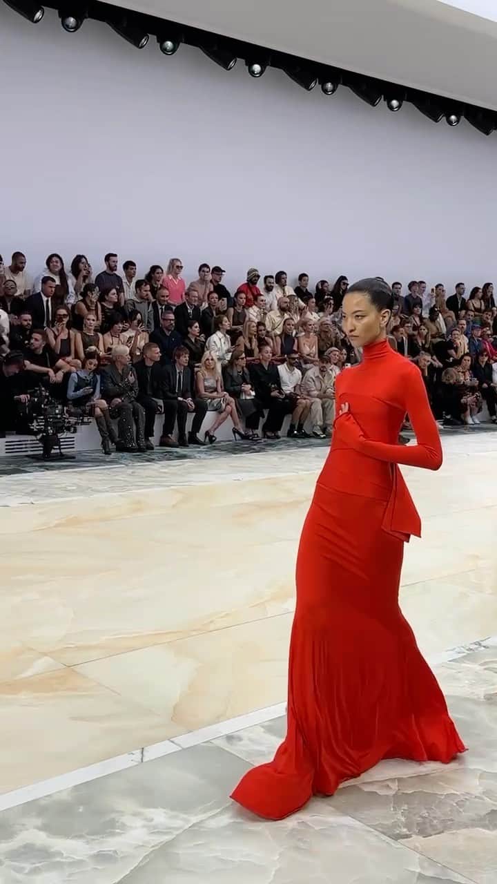 Vogue Españaのインスタグラム：「La joyería inspira la Alta Costura de @fendi, tanto a través de los apliques de las prendas como en la paleta cromática utilizada ✨」