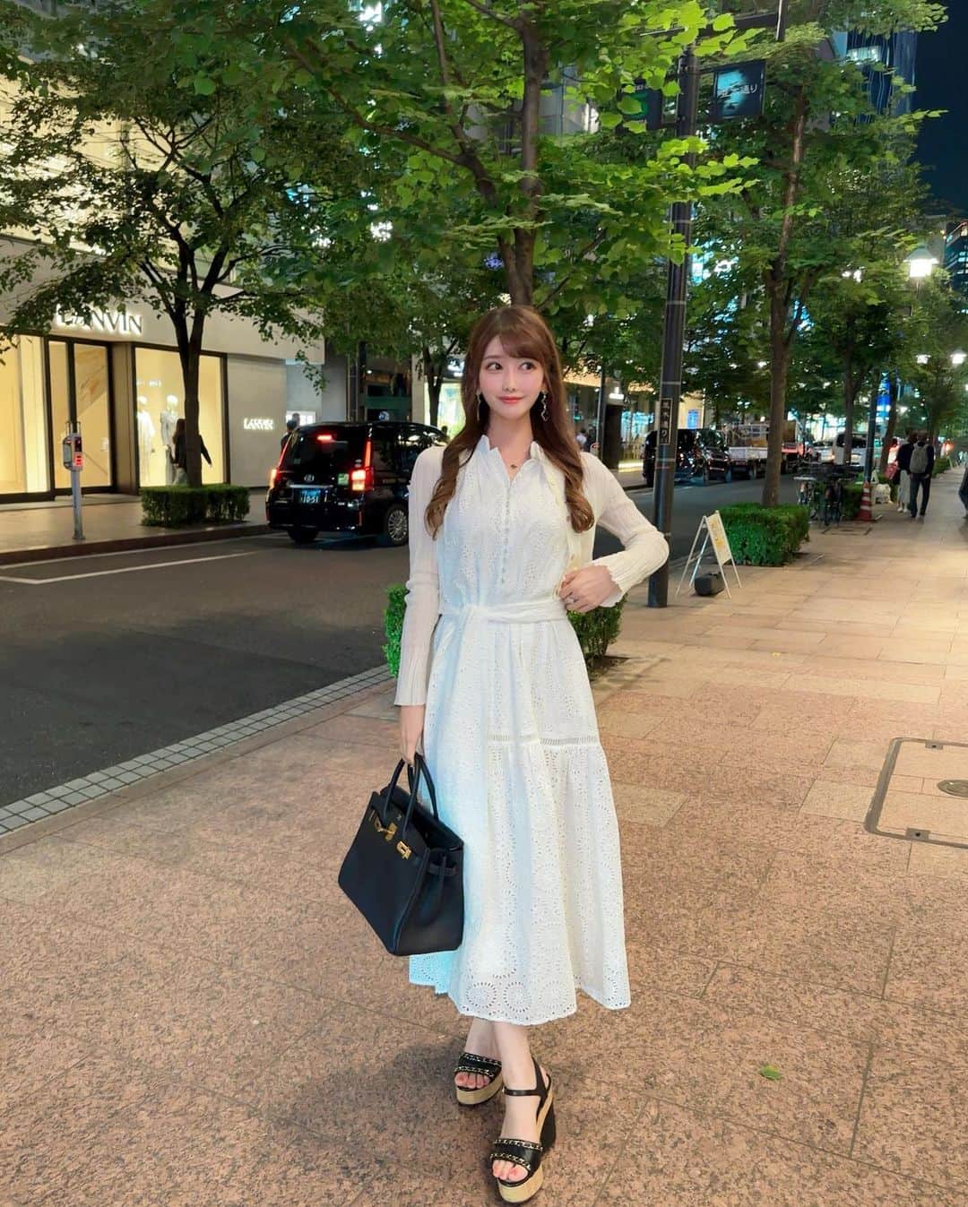 のインスタグラム：「. Tokyo night🌙✨🖤 . 夏の白ワンピすき🤍 . . #ootd#fashion#fashionista#japan#tokyo」