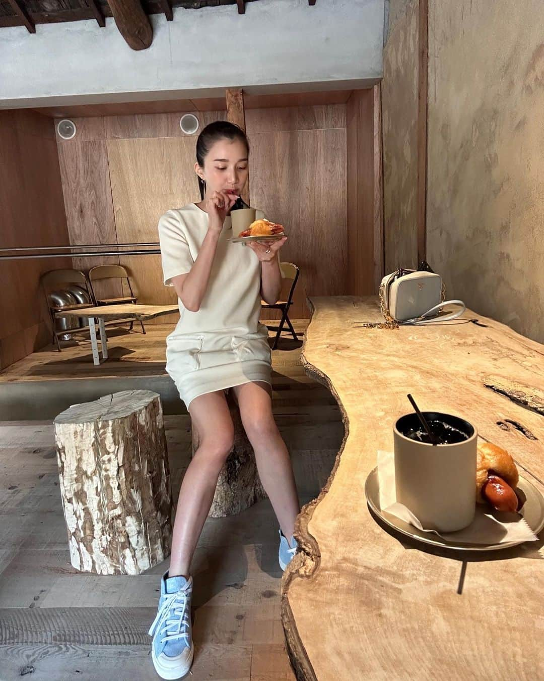 芹那のインスタグラム：「🩵🤍👟 @adidasoriginals  @adidastokyo   美味しくって忘れられないドーナツ🍩☕️🤎 ３種類のドーナツがあって、最初はカスタードとアメリカンドッグにしたんだけれど、ふわふわもちもちで美味し過ぎて、３つめにプレーンも気づいたらオーダーしに行っていた🤭カスタードのカスタード抜きをイメージしていたけれど、違ったの❣️次行ける日が来たら始めから３つともオーダーしたい🤗そして、期間限定のアールグレイクリームも食べてみたいよお🤤🤤🤤 ドーナツってこんなに美味しい食べ物だったんだ😍😍😍  @hoo_kyoto  #京都観光 #京都旅行 #京都旅 #京都グルメ #京都カフェ #京都スイーツ #ドーナツ #二条城 #hookyoto #フー　#ルースキョート #カスタードドーナツ #アメリカンドッグ #アールグレイクリームドーナツ」